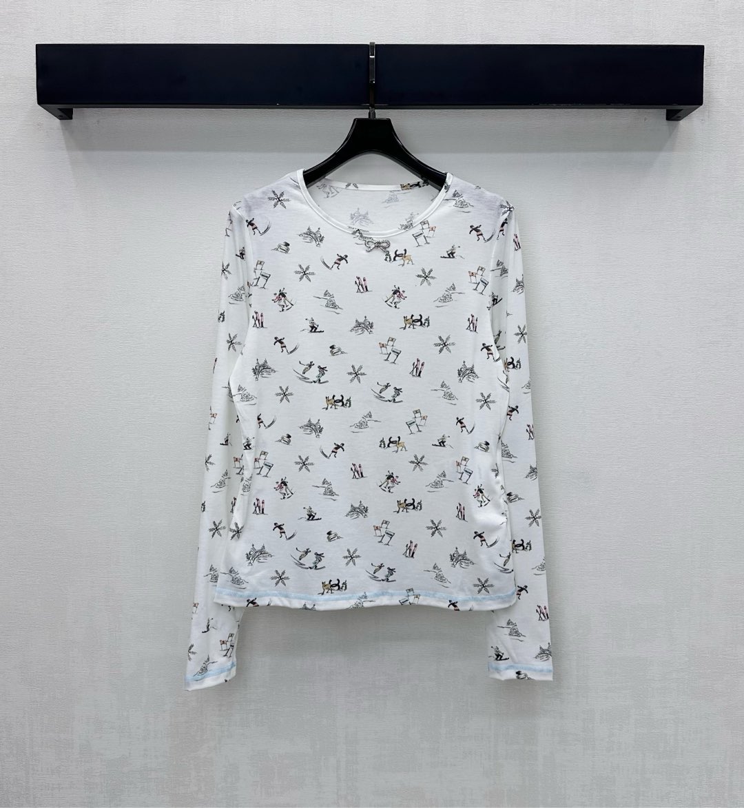 NO:578722,Chane*2025 New Arrival Round Neck Printed Top Customized YB Imported Twill Cotton Material Breathable and Comfortable Full Texture Rhinestone Bow Logo Decorated in the Center of the Chest Adds Layer to the Style Fully Printed Ski Snowflakes and Other Winter Snow Resort Elements Incorporated Double C Logo Print Pattern Highlights Brand Tonality Development of Surface Accessories Round Neck Long Sleeve Top Tailored Stylish when worn alone High version 36 38 40,,chanel,alexander wang19860909Chane*2025新品上架圆领印花上衣定制YB进口斜纹棉材质 透气舒适 质感十足 胸口居中点缀水钻蝴蝶结徽标装饰 增添造型层次感 通体满印滑雪雪花等冬日雪场元素 融入双C徽标印花图案 彰显品牌调性 面辅料开发 圆领长袖上衣剪裁 单穿内搭出彩时髦 高版本36 38 40,,chanel,alexander wang,Women's clothing