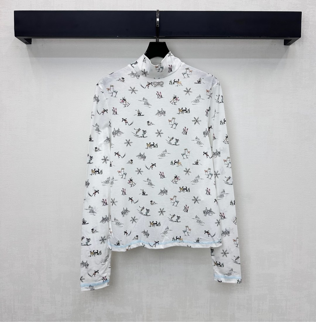NO:578719,Chane*2025 new products are on the shelves. Stand-up collar printed tops are made of custom-made YB imported twill cotton. Breathable and comfortable, full of texture. The rhinestone bow logo decoration is centered on the chest to add layering to the look. Ski snowflakes and other winter resort elements are printed all over the body. Double-C logo printing patterns are incorporated to highlight the brand tone. Surface accessories development. Stand-up collar long-sleeved tops cut. Stylish when worn alone. High version 36 38 40,,chanel,alexander wang19860909Chane*2025新品上架立领印花上衣定制YB进口斜纹棉材质 透气舒适 质感十足 胸口居中点缀水钻蝴蝶结徽标装饰 增添造型层次感 通体满印滑雪雪花等冬日雪场元素 融入双C徽标印花图案 彰显品牌调性 面辅料开发 立领长袖上衣剪裁 单穿内搭出彩时髦 高版本36 38 40,,chanel,alexander wang,Women's clothing