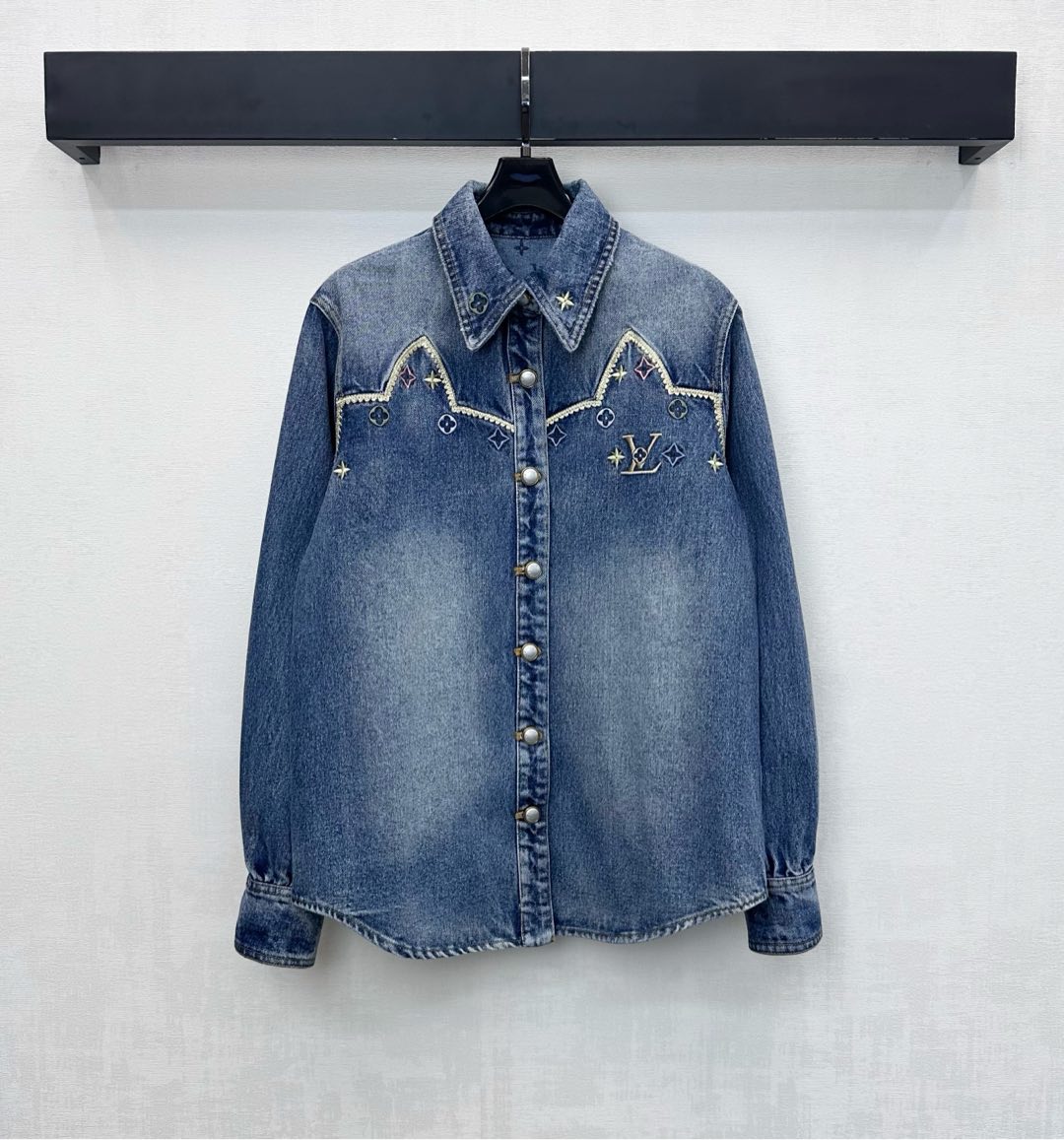 NO:739455,Louis Vuitto*2026 new arrivals heavy-duty denim shirt jacket made of custom-made YB imported twill cotton denim material. Comfortable, breathable, crisp and stylish. The whole body is washed with enzyme and evenly dyed to show a retro high-grade blue. The front placket is adjusted with round buttons and engraved buttons. It is combined with the curved embroidered binding design to add a sense of layering. The chest is embellished with the iconic four-leaf clover letter embroidery decoration and the embroidered flowers on the back form a logo pattern element. Highlighting the development of brand tonality accessories. Lapel shirt jacket tailoring  It can be paired with the high-waisted trousers of the same series. It can be worn as a complete set for a stylish look. It can also be purchased separately to match high-end versions, Louis Vuitton, jackets & coats,19860909Louis Vuitto*2026新品上架重工牛仔衬衣外套定制YB进口斜纹棉牛仔材质 舒适透气 挺括有型 通体酵素水洗均匀染色呈现复古高级蓝 前襟沿用圆扣刻印纽扣调节处理 配合弧形绣花捆边设计 增添造型层次感 胸前点缀标志性四叶草字母刺绣装饰 与后背刺绣花朵形成徽标图案元素 彰显品牌调性面辅料开发 翻领衬衣外套剪裁 可搭配同系列高腰长裤 成套穿搭出彩时髦 也可分开购入搭配 高版本,,louis vuitton,jackets & coats,,Women's clothing