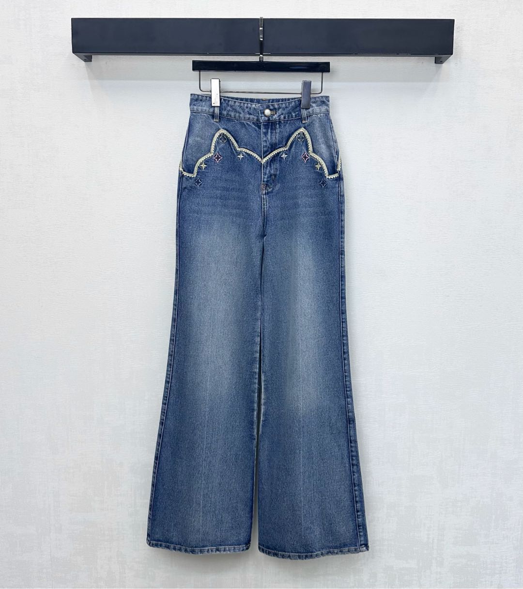 NO:739446,Louis Vuitto* 2026 new arrivals heavy-duty denim straight trousers customized with YB imported twill cotton denim material. Comfortable, breathable, crisp and stylish. Full-body enzyme washing and even dyeing to show retro high-end blue. The placket is adjusted with round buttons and engraved buttons and zippers. It is designed with curved embroidery binding to add a sense of layering to the look. It is decorated with embroidery decorations of iconic four-leaf clover letters and embroidered flowers on the back to form logo pattern elements, highlighting the development of brand tonal surface accessories.  The high-waist buttoned straight trousers can be paired with shirts and jackets from the same series. They can be worn as a complete set to look fashionable. They can also be purchased separately to match. High version, louis vuitton, jackets & coats,19860909Louis Vuitto*2026新品上架重工牛仔直筒长裤定制YB进口斜纹棉牛仔材质 舒适透气 挺括有型 通体酵素水洗均匀染色呈现复古高级蓝 门襟沿用圆扣刻印纽扣与拉链调节处理 配合弧形绣花捆边设计 增添造型层次感 搭配点缀标志性四叶草字母刺绣装饰 与后背刺绣花朵形成徽标图案元素 彰显品牌调性面辅料开发 高腰系扣直筒长裤剪裁 可搭配同系列衬衣外套 成套穿搭出彩时髦 也可分开购入搭配 高版本,,louis vuitton,jackets & coats,,Women's clothing