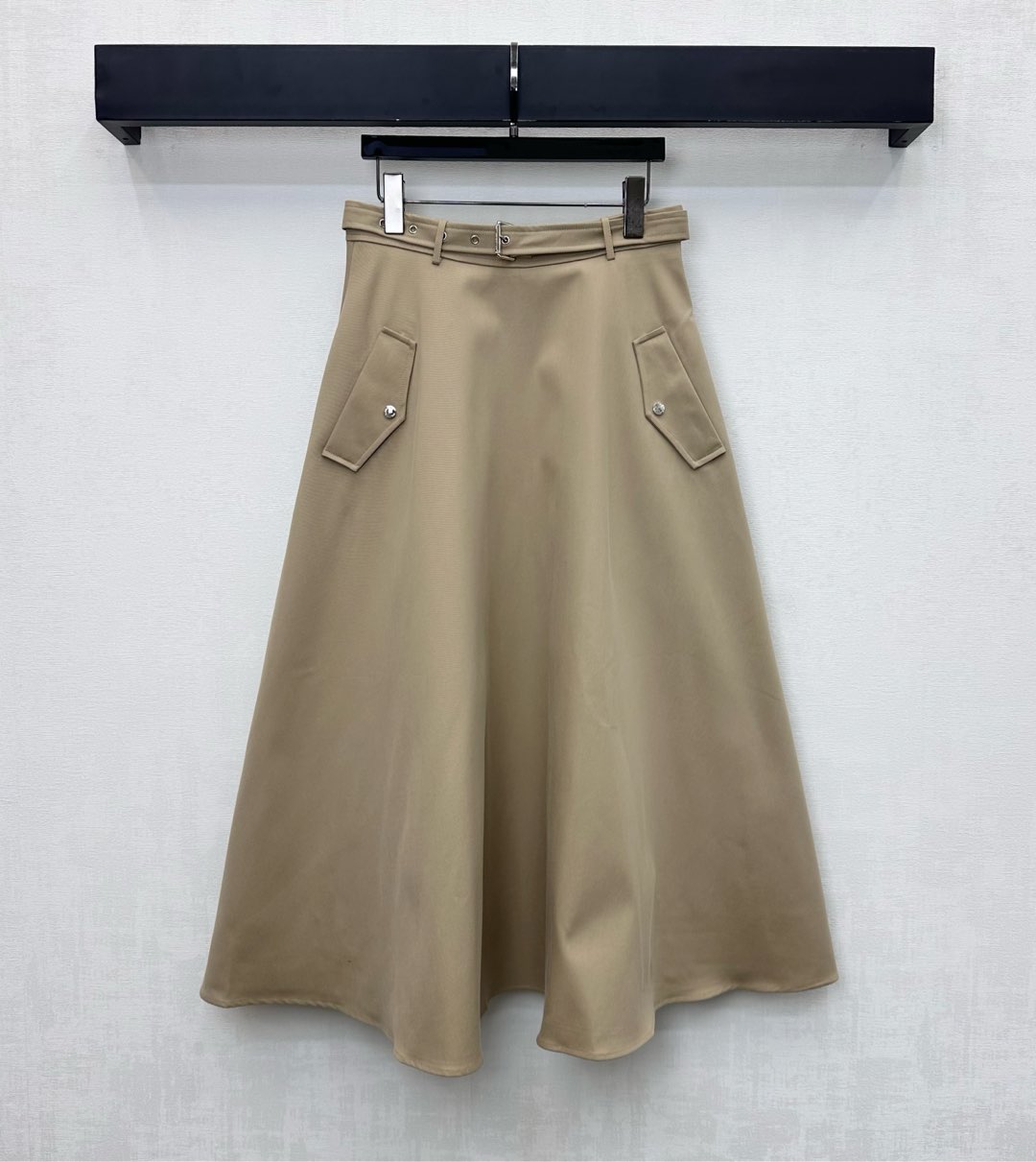 NO:579062,Dio*2025 new products are available. The belt umbrella skirt is made of YB imported Tencel cotton material. It is shiny, crisp and stylish. It is decorated with symmetrical flap pockets and decorated with metal round buckles. It adds a sense of layering to the shape. It is matched with the perforated belt of this fabric to outline the curve proportions and highlight the brand tone. The development of fabric accessories. The high-waisted mid-length skirt is tailored and can be paired with the hooded jacket of the same series. The complete set is fashionable and stylish. Fashionable and practical, it has the charm of British elegance.  High version 2 colors,,dior,skirts,jackets & coats,hats,alexander wang19860909Dio*2025新品上架腰带伞状半裙定制YB进口天丝棉纶材质 光泽挺括有型 饰以对称翻盖口袋点缀金属圆扣装饰 增添造型层次感 配合本布穿孔腰带勾勒曲线比例 彰显品牌调性 面辅料开发 高腰中长半裙版型剪裁 可搭配同系列连帽外套 成套穿搭洋气时髦 时尚与实用兼备气质魅力英伦优雅  高版本2色,,dior,skirts,jackets & coats,hats,alexander wang,Women's clothing