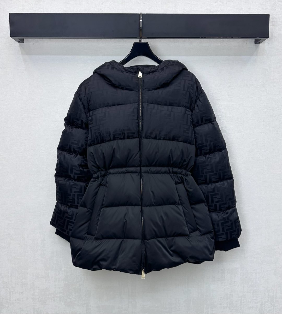 NO:579080,Comes with dust bag Fend*2025 new arrival hooded jacquard mid-length down jacket customized with YB imported nylon material White duck down filling inside The whole piece is light and warm The whole body is rectangular embossed with the double F jacquard letter logo decoration on the upper half to highlight the brand tone. It is combined with the plain color of the lower half to form a collision design to add layering to the shape. The inner drawstring adjustment process can keep out the cold while also successfully outlining the waist line. Development of surface accessories  Hooded mid-length zipper jacket cut, fashionable and western style. Down filling standard: national standard 90 down. Down filling: white duck down. High version, fendi, jackets & coats, down jacket, hats, alexander wang19860909配防尘袋Fend*2025新品上架连帽提花中长款羽绒服定制YB进口尼龙材质 内里白鸭绒填充 整件轻盈保暖 通体长方形压纹配合上半截饰以双F提花字母徽标装饰 彰显品牌调性 配合下半截素色形成碰撞设计 增添造型层次感 内侧抽绳调节处理 御寒的同时也能成功勾勒出腰身线条 面辅料开发 连帽中长款拉链外套剪裁 穿搭时髦洋气 充绒标准:国标90绒 充绒物:白鸭绒  高版本,,fendi,jackets & coats,down jacket,hats,alexander wang,Women's clothing