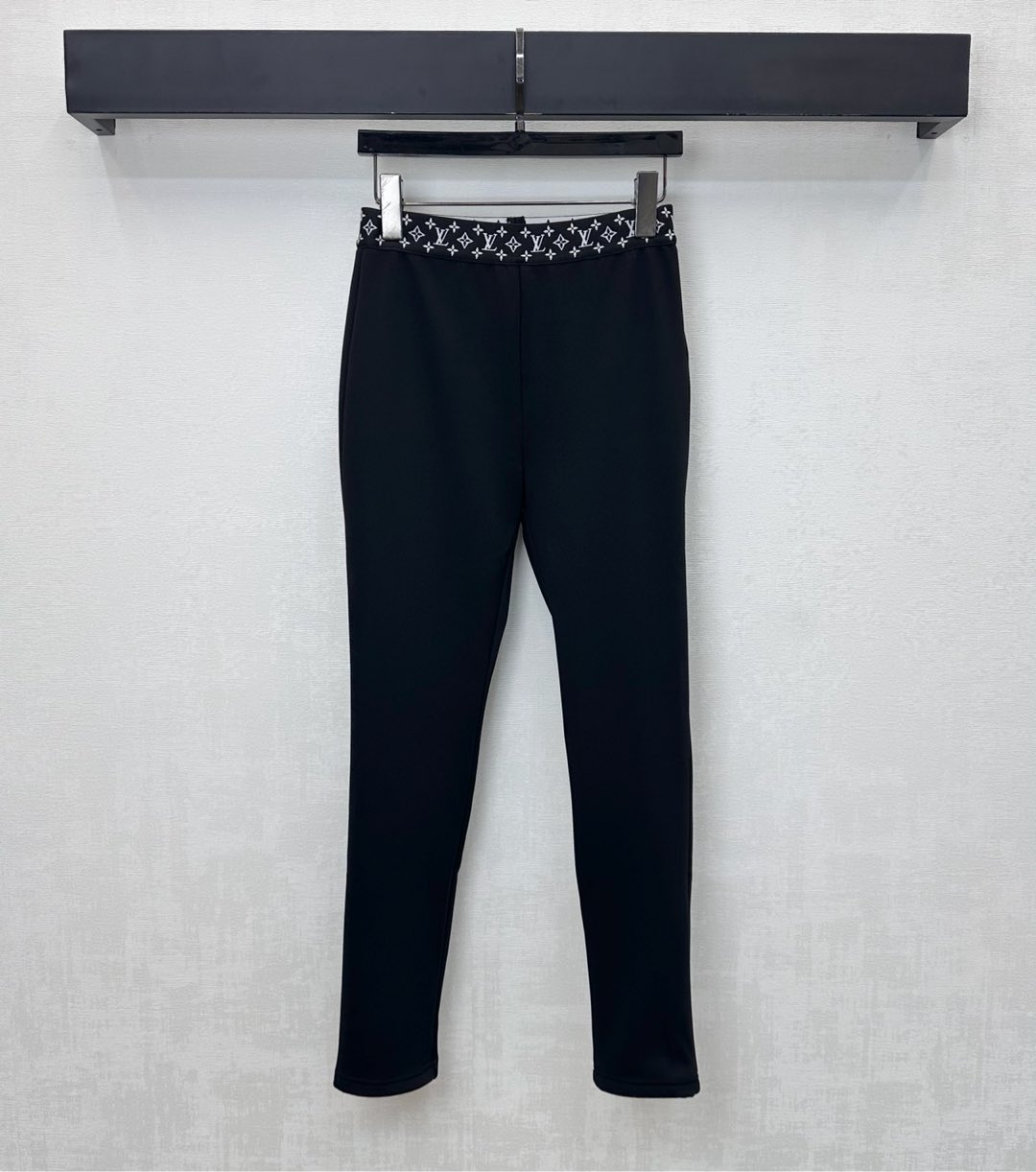 NO:579084,Louis Vuitto*2025 new arrivals letter web plus velvet leggings, customized YB imported high elastic material, fleece treatment inside, warm and comfortable, the waist is decorated with the iconic letter logo jacquard webbing adjustment decoration, echoing the hip pocket elements, highlighting the brand tone, surface accessories development, leggings pattern tailoring, hip lift and slim fit, first choice for autumn and winter wear, high version, Louis Vuitton, alexander wang19860909Louis Vuitto*2025新品上架字母织带加绒打底裤定制YB进口高弹力材质 内里抓绒处理 保暖舒适 腰间饰以标志性字母徽标提花织带调节装饰 呼应后臀口袋元素 彰显品牌调性 面辅料开发 打底裤版型剪裁 提臀修身 秋冬穿搭首选  高版本,,louis vuitton,alexander wang,Women's clothing