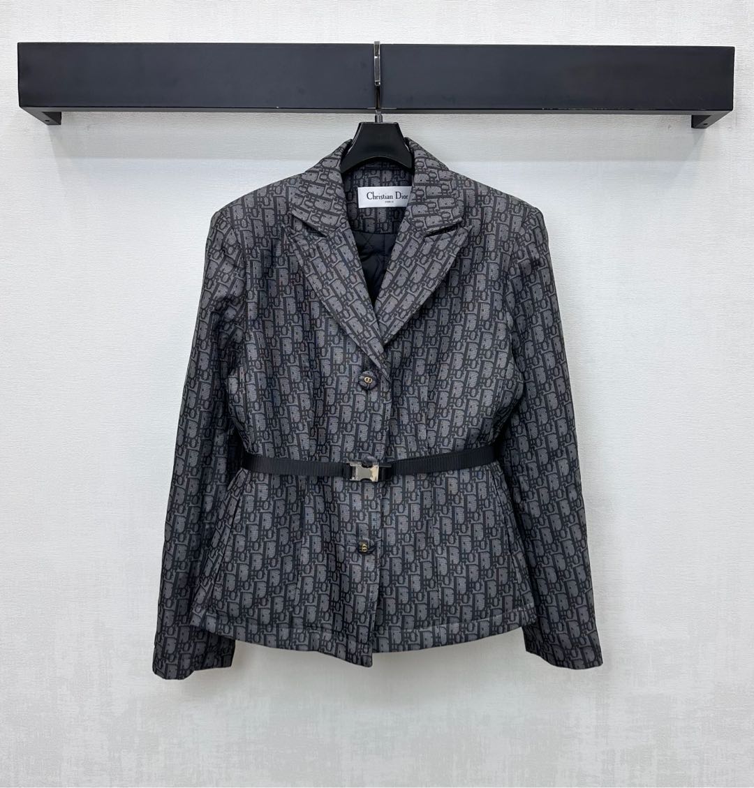 NO:579269,Dio*2025 new products on the shelves Jacquard belt cotton jacket customized YB imported jacquard material The inner diamond pattern cotton padding is light and warm, full of texture The iconic letter jacquard logo element is printed all over the body to highlight the brand tone The buckle webbing at the waist perfectly outlines the body line The adjustable design with the placket button echoes the cuffs to add layering to the look Surface accessories development Lapel suit jacket style tailoring Makes casual and stylish  high version,,dior,jackets & coats,business suit,alexander wang19860909Dio*2025新品上架提花腰带棉服外套定制YB进口提花材质 内里菱格纹衔棉填充 轻盈保暖 质感十足 通体满印标志性字母提花徽标元素 彰显品牌调性 腰身卡扣织带完美勾勒身形线条 配合开襟纽扣调节设计与袖口呼应 增添造型层次感 面辅料开发 翻领西装外套版型剪裁 随意外搭出彩时髦 高版本,,dior,jackets & coats,business suit,alexander wang,Women's clothing