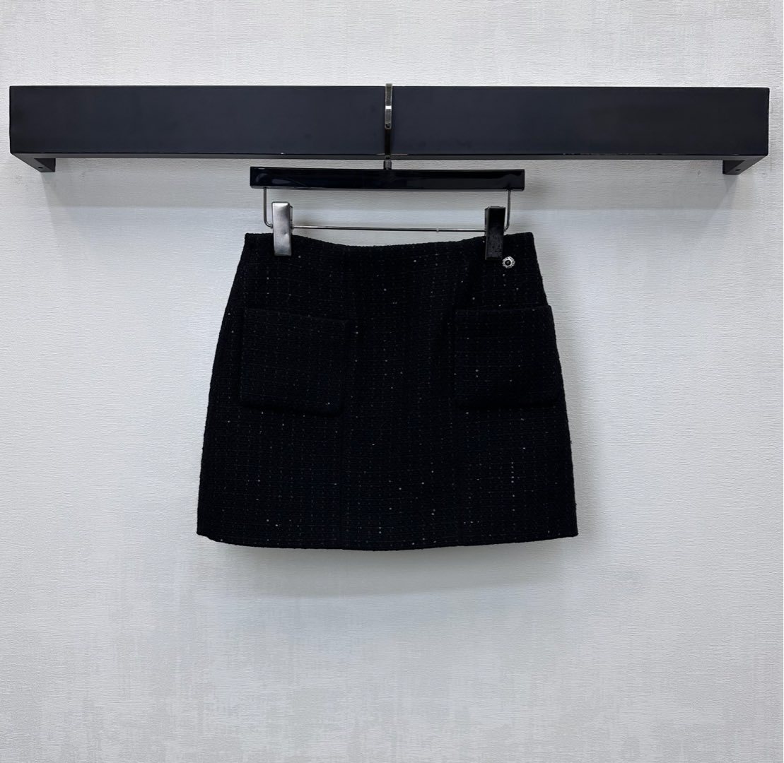 NO:579272,Chane*2025 new products are on the shelves. Tweed beaded dress skirt is made of YB imported slub woolen material. The texture is obvious and high-quality. Carbon black woven fabric is interlaced with sequins to form a plaid texture, which adds layering to the look. The waist is decorated with heavy rhinestone double C round buckles to highlight the brand tone. It shows the style of a high-end celebrity. Development of surface accessories. Dress A-line skirt cut can be matched with the same series of jackets. Autumn and winter wear is elegant and elegant. High version 36 38  40,,chanel,skirts,jackets & coats,alexander wang19860909Chane*2025新品上架粗花呢珠片洋装半裙定制YB进口粗纺羊毛呢材质 肌理明显质感上乘 炭黑色编织面料交织穿插亮片形成格纹肌理 增添造型层次感 腰侧点缀重工水钻双C圆扣装饰 彰显品牌调性 尽显高级名媛风格 面辅料开发 洋装A字短裙剪裁 可搭配同系列外套 秋冬穿搭气质优雅 高版本36 38 40,,chanel,skirts,jackets & coats,alexander wang,Women's clothing