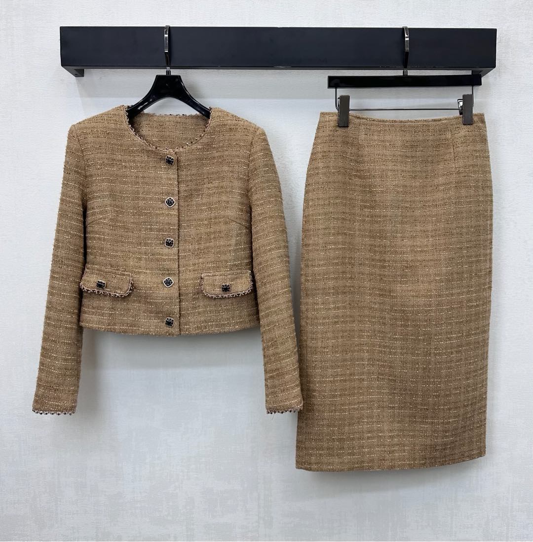 NO:579266,Chane*2025 new products on the shelves beaded tweed dress suit customized YB imported woolen material with delicate and obvious texture and full texture. The beaded hemming design is used to embellish the collar, cuffs and pocket edges to add layering to the shape. The placket is adjusted with three-dimensional square buttons and interwoven with grainy texture to highlight the brand tone. Development of surface accessories. Round neck dress jacket with skirt of the same series. Fashionable temperament for commuting and dating. High version 36 38 40  42,,chanel,skirts,jackets & coats,alexander wang19860909Chane*2025新品上架珠串粗花呢洋装套装定制YB进口毛呢材质 肌理细腻明显 质感十足 沿用珠串包边设计点缀于领口袖口与口袋边缘 增添造型层次感 开襟立体方扣调节处理 配合穿插交织的颗粒感纹理 彰显品牌调性 面辅料开发 圆领洋装外套搭配同系列半裙 通勤约会成套穿搭时髦气质   高版本36 38 40 42,,chanel,skirts,jackets & coats,alexander wang,Women's clothing