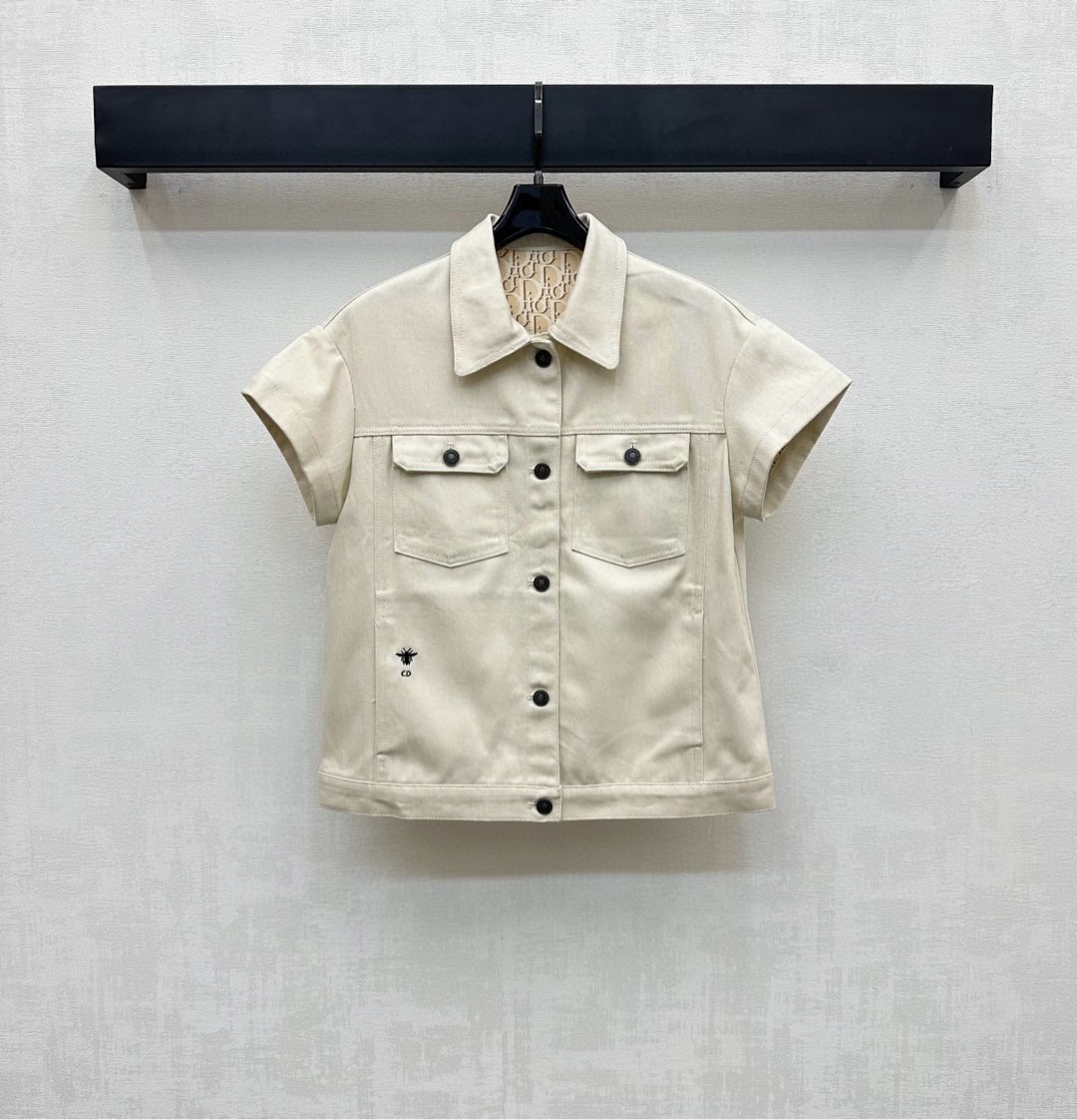 NO:579275,Dio*2025 new arrivals, lapel printed short-sleeved jacket, custom-made YB imported twill cotton denim material, multiple enzyme washing process, showing an old retro feel, symmetrical flap pockets on the chest are decorated with seal buckles to highlight the details, and embroidered CD bee logo decoration on the waist to add layering to the look. The texture is more elegant and simple, loose version with letter logo printing design on the inside, highlighting the brand tonality, development of surface accessories, lapel short jacket tailoring, casual and high-end fashion  High version,,dior,jackets & coats,T-shirt,alexander wang19860909Dio*2025新品上架翻领印花短袖外套定制YB进口斜纹棉牛仔材质 多重酵素水洗工艺 呈现做旧复古感 胸前对称翻盖口袋处饰以印章圆扣点亮细节 配合腰侧刺绣CD蜜蜂徽标装饰 增添造型层次感 质感更为优雅简约 宽松版型搭配内侧字母徽标印花设计 彰显品牌调性 面辅料开发 翻领短款外套剪裁 随意外搭高级时髦  高版本,,dior,jackets & coats,T-shirt,alexander wang,Women's clothing