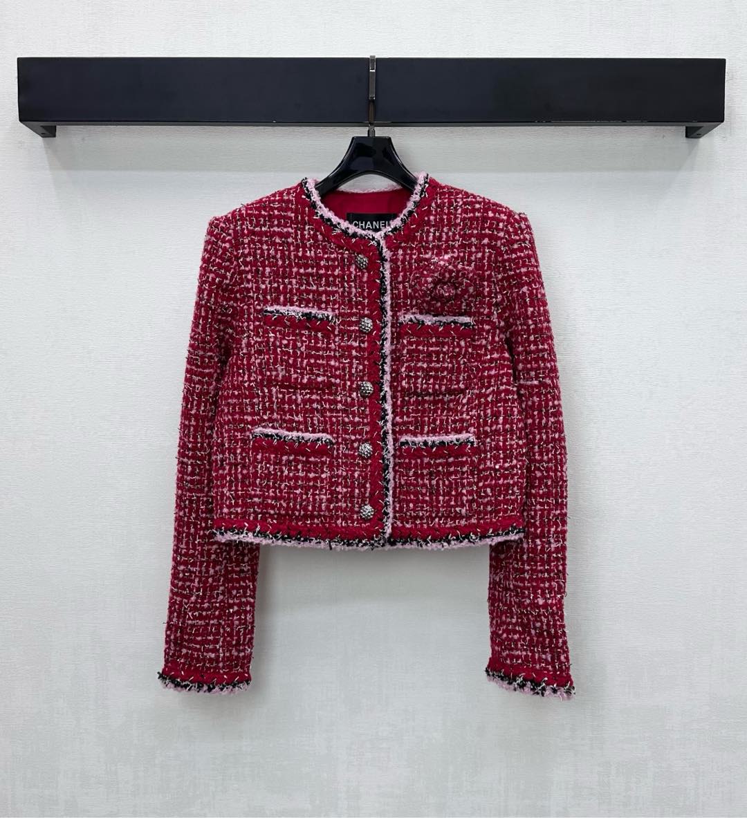 NO:579590,Chane*'s new arrival brooch braided dress jacket is made of YB imported slub woolen material. It is of good quality. The neckline extends to the front hem and cuffs with braided binding design. It is decorated with flowers on the chest cloth brooch to add layering to the look. The placket is engraved with buttons to adjust the decoration and highlights the brand's style. Development of surface accessories. Round neck dress jacket tailoring. Intellectual gentleness for daily wear. High-end elegance. High version 36 38  40,,chanel,jackets & coats,brooch,breastpin,alexander wang19860909Chane*新品上架胸针编织洋装外套定制YB进口粗纺羊毛呢材质 品相十足 领口延伸至前襟下摆袖口编织捆边设计 配合胸前本布胸针花朵点缀 增添造型层次感 开襟刻印纽扣调节装饰 彰显品牌调性 名媛格调立显 面辅料开发 圆领洋装外套剪裁 日常穿搭知性温柔 高级优雅气质  高版本36 38 40,,chanel,jackets & coats,brooch，breastpin,alexander wang,Women's clothing