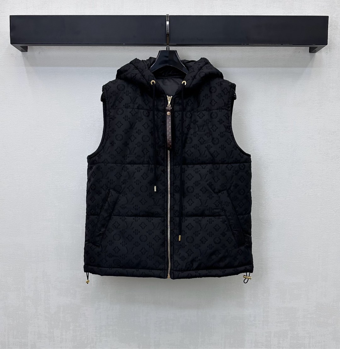 NO:586912,Louis Vuitto* new product on the shelves jacquard hooded cotton vest, customized YB imported jacquard material, down cotton filling inside, light and warm, iconic four-leaf clover letter jacquard elements throughout the body, highlighting the brand tone, zipper adjustment with leather label and drawstring design, adding layering to the look, fabric development, hooded zipper vest tailoring, colorful and fashionable for autumn and winter layering, high version,, louis vuitton, down jacket, hats, alexander wang19860909Louis Vuitto*新品上架提花连帽棉服马甲定制YB进口提花材质 内里羽绒棉填充 轻盈保暖 通体标志性四叶草字母提花元素 彰显品牌调性 开襟皮标拉链调节配合抽绳设计 增添造型层次感 面辅料开发 连帽拉链马甲剪裁 秋冬叠穿出彩时髦    高版本,,louis vuitton,down jacket,hats,alexander wang,Women's clothing