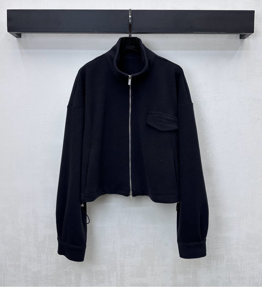 NO:587682,Miumi*2025 new products are on the shelves. The stand-up zipper jacket is made of YB imported terry cotton. The woolen texture is warm and comfortable. One side of the chest is decorated with a flap pocket embellished with the iconic letter logo to highlight the brand tone. The drawstring elastic adjustment design at the hem adds a sense of layering to the look. Development of surface accessories. Zippered open jacket tailoring. Can be worn in the same series of wide-leg trousers. It can be worn as a set with a simple yet fashionable feel. It can also be purchased separately. High-end version in 2 colors, miumiu, jackets &  coats,jackets & coats,alexander wang19860909Miumi*2025新品上架立领拉链夹克外套定制YB进口毛巾棉材质 毛呢质感保暖舒适 胸前单侧饰以翻盖口袋点缀标志性字母徽标装饰 彰显品牌调性 下摆抽绳松紧调节设计 增添造型层次感 面辅料开发 拉链开襟外套剪裁 可同系列阔腿长裤 成套穿搭简约不失时尚感 也可分开购入搭配 高版本2色,,miumiu,jackets & coats,jackets & coats,alexander wang,Women's clothing