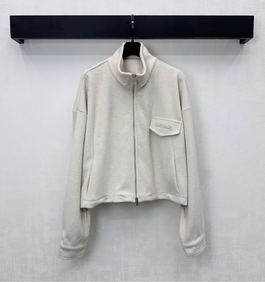 NO:587666,Miumi*2025 new products are on the shelves. The stand-up zipper jacket is made of YB imported terry cotton. The woolen texture is warm and comfortable. One side of the chest is decorated with a flap pocket embellished with the iconic letter logo to highlight the brand tone. The drawstring elastic adjustment design at the hem adds a sense of layering to the look. Development of surface accessories. Zippered open jacket tailoring. Can be worn in the same series of wide-leg trousers. It can be worn as a set with a simple yet fashionable feel. It can also be purchased separately. High-end version in 2 colors, miumiu, jackets &  coats,jackets & coats,alexander wang19860909Miumi*2025新品上架立领拉链夹克外套定制YB进口毛巾棉材质 毛呢质感保暖舒适 胸前单侧饰以翻盖口袋点缀标志性字母徽标装饰 彰显品牌调性 下摆抽绳松紧调节设计 增添造型层次感 面辅料开发 拉链开襟外套剪裁 可同系列阔腿长裤 成套穿搭简约不失时尚感 也可分开购入搭配 高版本2色,,miumiu,jackets & coats,jackets & coats,alexander wang,Women's clothing