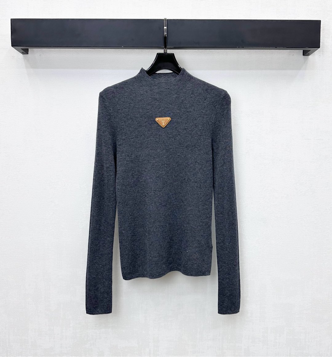 NO:586951,Prad*'s new product is on the shelves. Stand-up collar slim-fitting logo bottoming shirt, customized YB imported blended wool material. Comfortable and elastic. Iconic triangle logo decoration on the chest to highlight the brand tone. Elastic close-fitting cut to visually slim down and add layering to the look. Surface accessories development. Slim-fitting small stand-up collar top cut. Stylish when worn alone. High version 3 colors, prada, alexander wang19860909Prad*新品上架立领修身徽标打底衫定制YB进口混纺羊毛材质 舒适弹力 胸前点缀标志性三角徽标装饰 彰显品牌调性 弹性贴身版型裁剪视觉修身显瘦 增添造型层次感 面辅料开发 修身小立领上衣剪裁 单穿内搭出彩时髦  高版本3色,,prada,alexander wang,Women's clothing