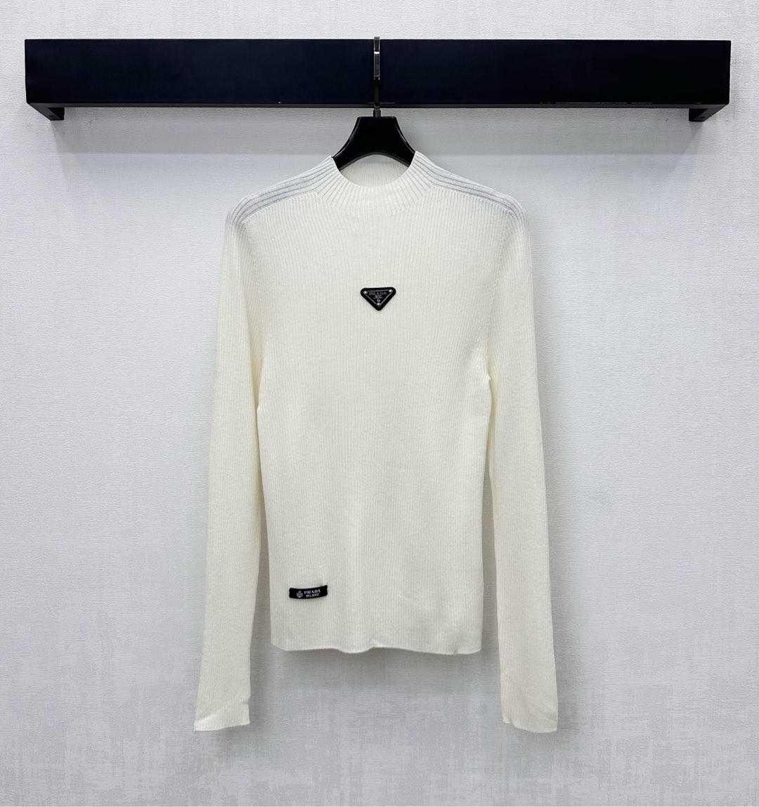 NO:579596,Prad* New Arrival Round Neck Logo Bottoming Shirt Customized YB imported worsted wool material Clear wool texture Comfortable and skin-friendly Iconic metal triangle logo decoration in the center of the chest Highlights the brand tone Letters and leather labels on the side of the hem Add to the layering of the look Knitted round neck hemming design Full of elasticity Fabric and accessories development Round neck long-sleeved top tailoring Slim fit High-end fashionable as a single wear High version 3 colors, prada, alexander wang19860909Prad*新品上架圆领徽标打底衫定制YB进口精纺羊毛材质 清晰毛感肌理 舒适亲肤 胸前居中标志性金属三角徽标装饰 彰显品牌调性 衣摆侧字母皮标点缀 增添造型层次感 针织圆领包边设计 弹性十足 面辅料开发 圆领长袖上衣剪裁 修身版型 单穿内搭高级时髦  高版本3色,,prada,alexander wang,Women's clothing