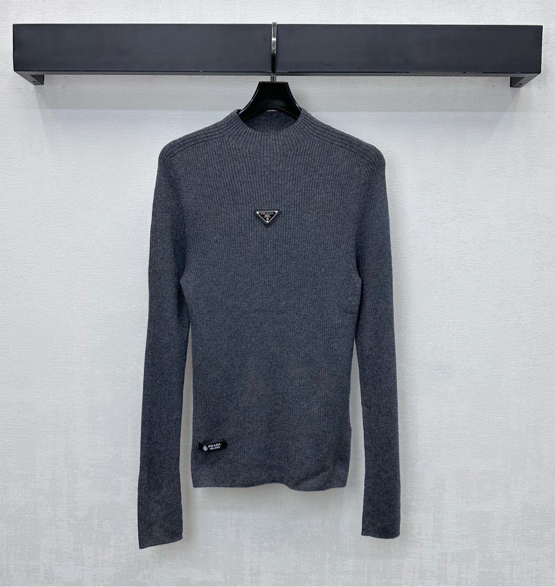 NO:579593,Prad* New Arrival Round Neck Logo Bottoming Shirt Customized YB imported worsted wool material Clear wool texture Comfortable and skin-friendly Iconic metal triangle logo decoration in the center of the chest Highlights the brand tone Letters and leather labels on the side of the hem Add to the layering of the look Knitted round neck hemming design Full of elasticity Fabric and accessories development Round neck long-sleeved top tailoring Slim fit High-end fashionable as a single wear High version 3 colors, prada, alexander wang19860909Prad*新品上架圆领徽标打底衫定制YB进口精纺羊毛材质 清晰毛感肌理 舒适亲肤 胸前居中标志性金属三角徽标装饰 彰显品牌调性 衣摆侧字母皮标点缀 增添造型层次感 针织圆领包边设计 弹性十足 面辅料开发 圆领长袖上衣剪裁 修身版型 单穿内搭高级时髦  高版本3色,,prada,alexander wang,Women's clothing