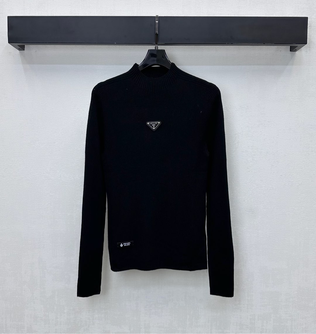 NO:579599,Prad* New Arrival Round Neck Logo Bottoming Shirt Customized YB imported worsted wool material Clear wool texture Comfortable and skin-friendly Iconic metal triangle logo decoration in the center of the chest Highlights the brand tone Letters and leather labels on the side of the hem Add to the layering of the look Knitted round neck hemming design Full of elasticity Fabric and accessories development Round neck long-sleeved top tailoring Slim fit High-end fashionable as a single wear High version 3 colors, prada, alexander wang19860909Prad*新品上架圆领徽标打底衫定制YB进口精纺羊毛材质 清晰毛感肌理 舒适亲肤 胸前居中标志性金属三角徽标装饰 彰显品牌调性 衣摆侧字母皮标点缀 增添造型层次感 针织圆领包边设计 弹性十足 面辅料开发 圆领长袖上衣剪裁 修身版型 单穿内搭高级时髦  高版本3色,,prada,alexander wang,Women's clothing