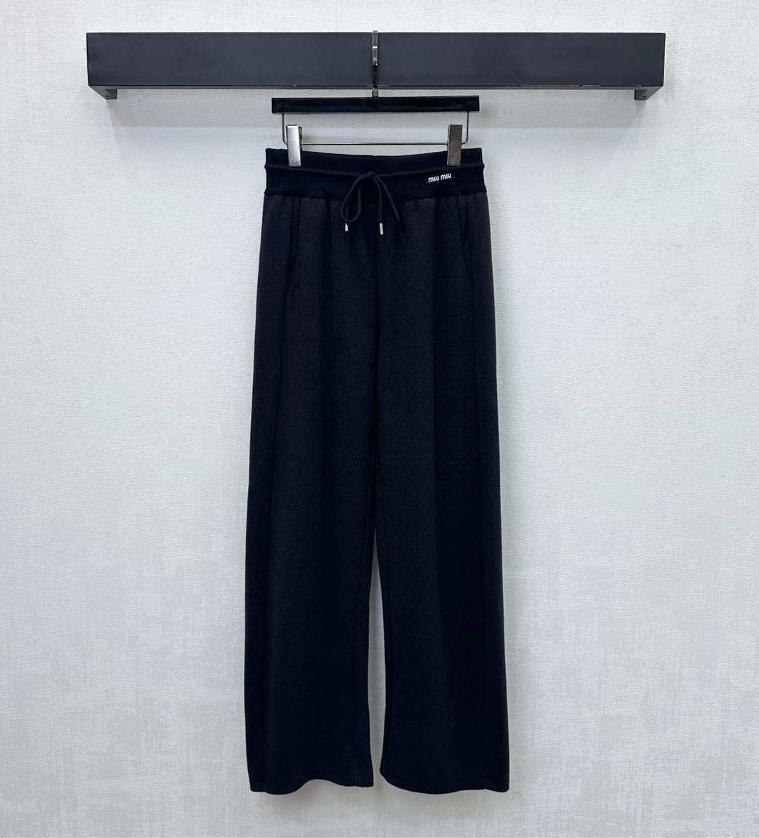 NO:587674,Miumi*2025 new arrival drawstring straight trousers are made of custom-made YB imported terry cotton. The woolen texture is warm and comfortable. One side of the waist span is decorated with the iconic letter logo to highlight the brand tone. The elastic adjustment design of the waist drawstring adds a sense of layering to the look. Surface accessories development. High-waisted straight trousers can be tailored with jackets and jackets from the same series. The set can be worn in a simple yet fashionable manner. You can also buy them separately. High version in 2 colors, miumiu, jackets &  coats,jackets & coats,alexander wang19860909Miumi*2025新品上架抽绳直筒长裤定制YB进口毛巾棉材质 毛呢质感保暖舒适 腰跨单侧饰以点缀标志性字母徽标装饰 彰显品牌调性 腰头抽绳松紧调节设计 增添造型层次感 面辅料开发 高腰直筒长裤剪裁 可同系列夹克外套 成套穿搭简约不失时尚感 也可分开购入搭配 高版本2色,,miumiu,jackets & coats,jackets & coats,alexander wang,Women's clothing