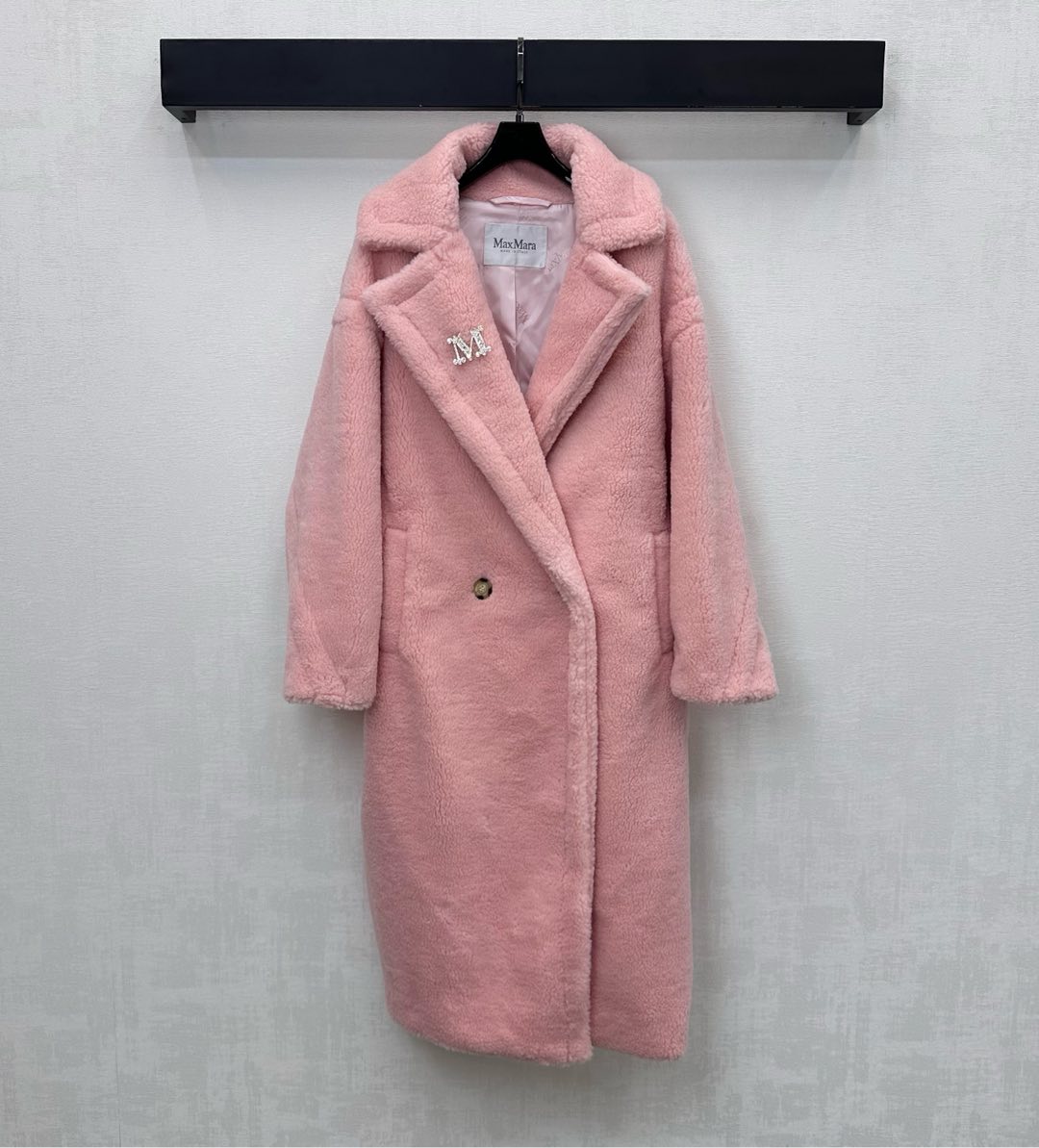 NO:589092,Equipped with dust bag Maxmar*2025 new arrivals, lapel long brooch coat, customized YB imported worsted wool material, soft and delicate, comfortable and warm, soft and waxy feel, large lapel placket button adjustment design, three-dimensional symmetrical insert pockets, sleeve side pressure line contour processing, adding layering to the shape. The interior is covered with dark pattern iconic letter logo and heavy molded brooch decoration to highlight the brand tone. Surface accessories development, lapel long coat jacket tailoring  Autumn and winter layered high fashion, full of aura, high version in 4 colors, jackets & coats, brooch, breastpin, alexander wang19860909配防尘袋Maxmar*2025新品上架翻领长款胸针大衣定制YB进口精纺羊毛呢材质 柔软细腻 舒适保暖 软糯手感十足 大翻领开襟纽扣调节设计 立体对称插兜口袋袖侧压线轮廓线条工艺处理 增添造型层次感 内里铺满暗纹标志性字母徽标配合重工开模胸针装饰 彰显品牌调性 面辅料开发 翻领长款大衣外套剪裁 秋冬叠穿高级时尚 气场十足 高版本4色,,jackets & coats,brooch，breastpin,alexander wang,Women's clothing