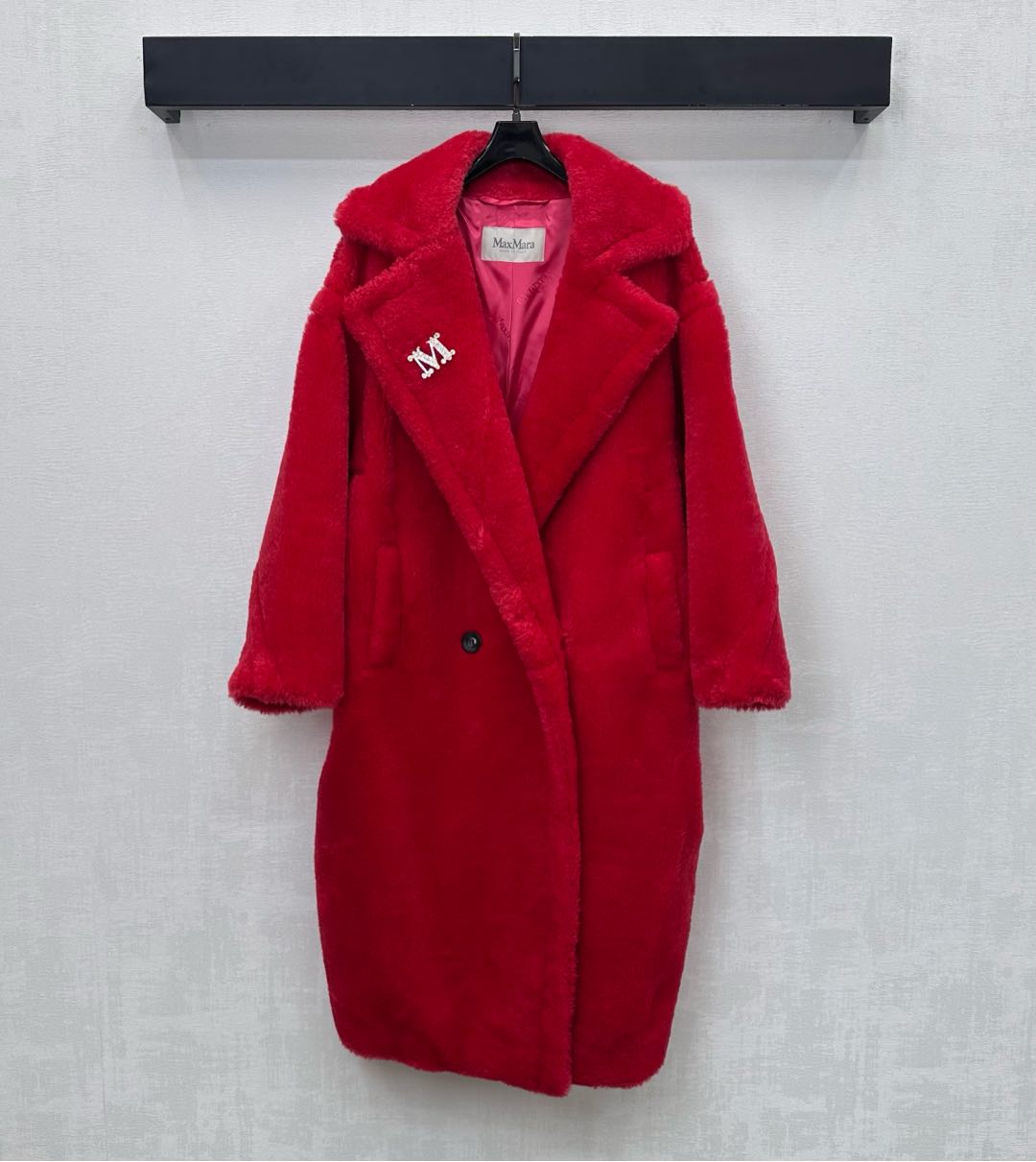 NO:589082,Equipped with dust bag Maxmar*2025 new arrivals, lapel long brooch coat, customized YB imported worsted wool material, soft and delicate, comfortable and warm, soft and waxy feel, large lapel placket button adjustment design, three-dimensional symmetrical insert pockets, sleeve side pressure line contour processing, adding layering to the shape. The interior is covered with dark pattern iconic letter logo and heavy molded brooch decoration to highlight the brand tone. Surface accessories development, lapel long coat jacket tailoring  Autumn and winter layered high fashion, full of aura, high version in 4 colors, jackets & coats, brooch, breastpin, alexander wang19860909配防尘袋Maxmar*2025新品上架翻领长款胸针大衣定制YB进口精纺羊毛呢材质 柔软细腻 舒适保暖 软糯手感十足 大翻领开襟纽扣调节设计 立体对称插兜口袋袖侧压线轮廓线条工艺处理 增添造型层次感 内里铺满暗纹标志性字母徽标配合重工开模胸针装饰 彰显品牌调性 面辅料开发 翻领长款大衣外套剪裁 秋冬叠穿高级时尚 气场十足 高版本4色,,jackets & coats,brooch，breastpin,alexander wang,Women's clothing