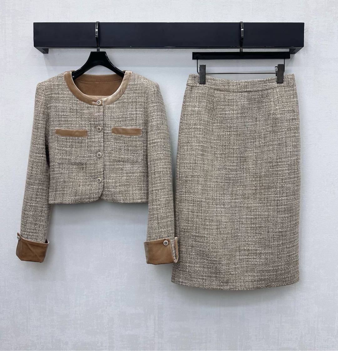 NO:587720,Chane*2025 new arrivals round neck dress jacket skirt suit customized YB imported slub material. The texture is obvious and full of texture. The collar and folded cuffs are designed with corduroy splicing on the edge of the pocket to add a sense of layering. The placket is adjusted with heavy pearl round buckles to highlight the brand tone. Fabric and accessories development. The round neck dress jacket is matched with the straight skirt of the same series. Fashionable temperament for commuting and dating. High version 36 38 40  42,,chanel,skirts,jackets & coats,alexander wang19860909Chane*2025新品上架圆领洋装外套半裙套装定制YB进口粗纺材质 肌理明显质感十足 领边与翻折袖口于口袋边缘沿用灯芯绒拼接设计增添造型层次感 开襟重工珍珠圆扣调节处理 彰显品牌调性 面辅料开发 圆领洋装外套搭配同系列直筒半裙 通勤约会成套穿搭时髦气质   高版本36 38 40 42,,chanel,skirts,jackets & coats,alexander wang,Women's clothing