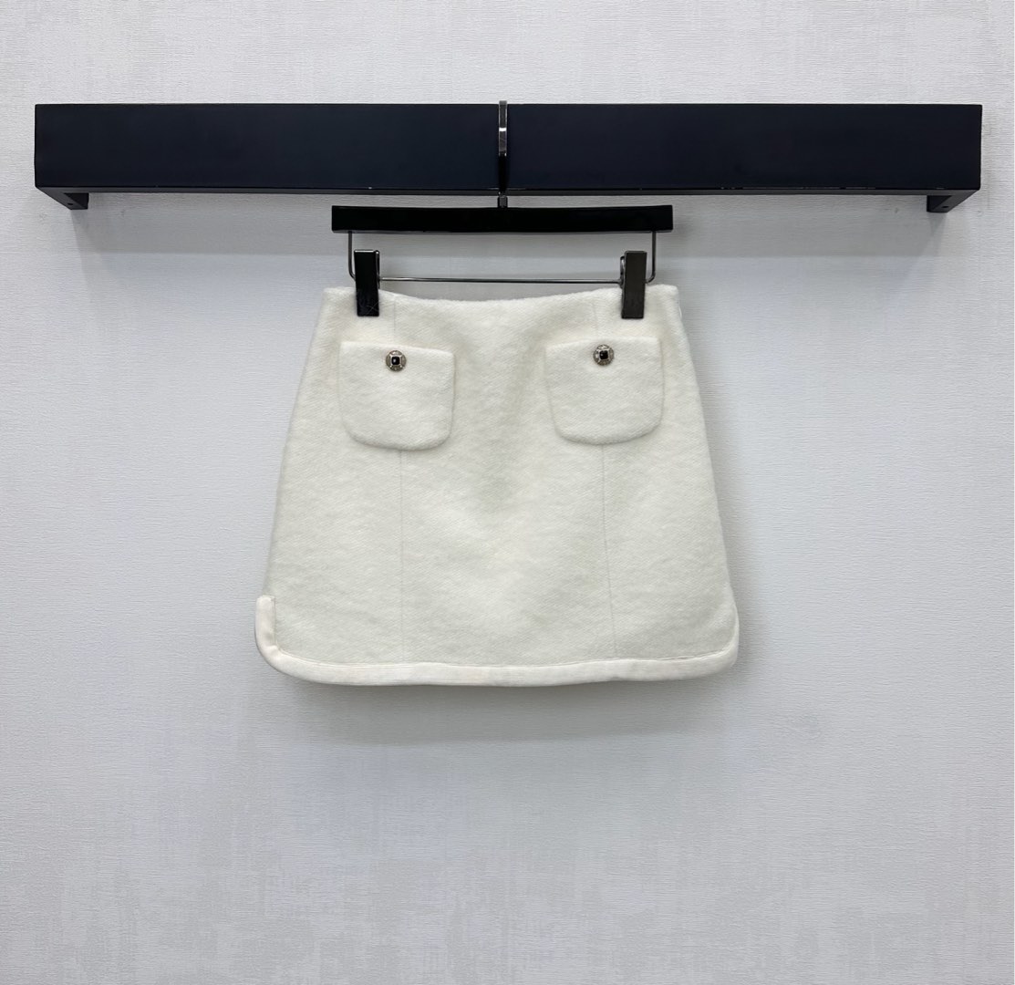 NO:587657,Chane*2025 new arrivals Double pocket woolen dress skirt customized with YB imported woolen material Soft texture High-end appearance White bundled hem and side slit details on the skirt Adjustable with waist zipper to add layering to the look Overall soft and comfortable lady style Symmetrical pockets embellished with round buckles Highlight the brand tone Development of surface accessories High-waisted A-swing skirt cut Can be paired with the same series of jackets Complete set of high-end and fashionable high version 36  38 40,,chanel,skirts,jackets & coats,alexander wang19860909Chane*2025新品上架双口袋毛呢洋装半裙定制YB进口羊毛呢材质 质感柔软 品相高级 裙摆白色捆绑包边与侧边开叉细节设计 配合腰侧拉链调节处理 增添造型层次感 整体软糯舒适名媛风格 对称口袋点缀圆扣装饰 彰显品牌调性 面辅料开发 高腰A摆短裙剪裁 可搭配同系列外套 成套穿搭高级时髦  高版本36 38 40,,chanel,skirts,jackets & coats,alexander wang,Women's clothing