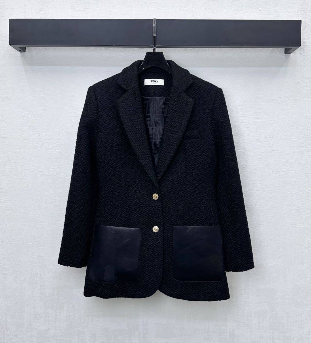 NO:587704,Fand*2025 new products are on the shelves. Woolen blazers are made of custom-made YB imported wool materials. They are full of texture and are of high quality. They still use gun lapels and placket buttons to adjust the design. Symmetrical leather large-capacity pocket decoration adds a sense of layering to the look. The interior is full of iconic dark letter elements to highlight the brand tone. Surface accessories development. Lapel blazer style tailoring. Elegant temperament for daily commuting. High version, jackets & coats, business suit, alexander wang19860909Fand*2025新品上架粗纺羊毛西装外套定制YB进口羊毛呢材质 质感十足 品相上乘 沿用枪驳领配合开襟纽扣调节设计 对称皮革大容量口袋装饰 增添造型层次感 内里满铺标志性暗纹字母元素 彰显品牌调性 面辅料开发 翻领西装外套版型剪裁 日常通勤穿搭优雅气质  高版本,,jackets & coats,business suit,alexander wang,Women's clothing