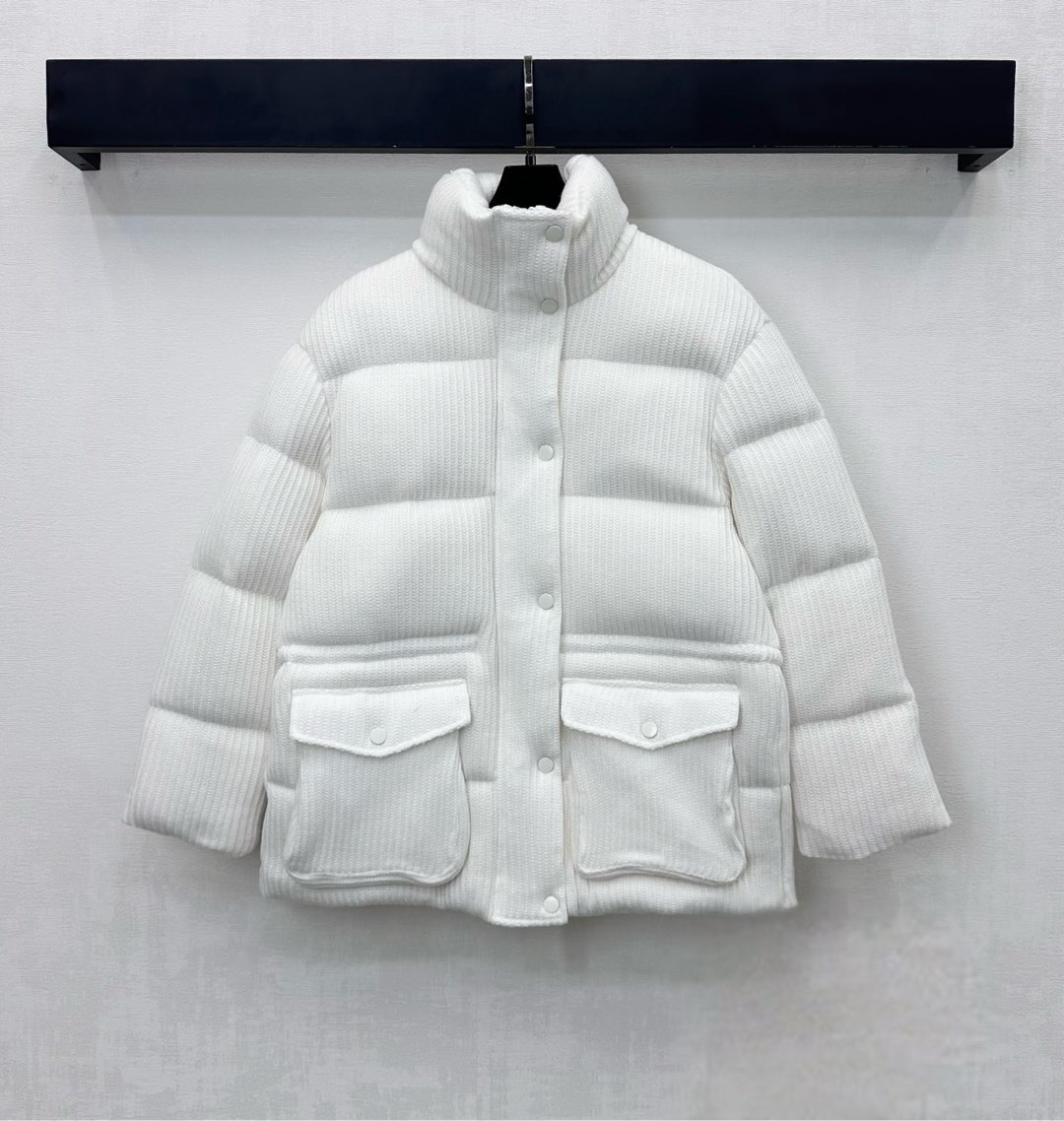 NO:589066,Comes with dust bag BC*2025 new arrival Stand collar wool down jacket customized YB imported wool material Soft and comfortable plush texture White duck down filling inside The whole piece is light and warm All-over knitted plain knit texture with symmetrical flap pocket decoration adds layering to the style Highlighting a low-key sense of luxury Surface accessories development Stand collar down jacket style tailoring Exquisite details can successfully get rid of dullness Integrate warmth and fashion Filling standard: national standard 90 down  Down filling: white duck down high version 36-42, jackets & coats, down jacket, alexander wang19860909配防尘袋BC*2025新品上架立领羊毛羽绒服定制YB进口羊毛材质 毛绒纹理柔软舒适 内里白鸭绒填充 整件轻盈保暖 通体针织平针肌理配合对称翻盖口袋装饰 增添造型层次感 彰显低调高级感 面辅料开发 立领羽绒外套版型剪裁 精致细节就能成功摆脱沉闷 集保暖与时髦一体 充绒标准:国标90绒 充绒物:白鸭绒  高版本36-42,,jackets & coats,down jacket,alexander wang,Women's clothing