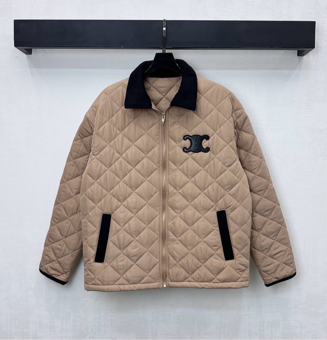 NO:589074,Celin*2025 new products are on the shelves. The corduroy collar cotton jacket is made of imported YB nylon material. The interior is filled with cotton. The whole piece is light and warm. The whole body has a rhombus embossed texture. The corduroy collar edge, pockets and cuff edges are still used to collide with each other to add layering to the look. The iconic Arc de Triomphe logo decoration is embellished on the chest to highlight the brand's tone. Development of surface accessories. Lapel zipper jacket style tailoring. Colorful and fashionable layering in autumn and winter.  High version 2 colors,,celine,jackets & coats,alexander wang19860909Celin*2025新品上架灯芯绒领棉服外套定制YB进口尼龙材质 内里衔棉填充 整件轻盈保暖 通体菱格压纹肌理 沿用灯芯绒领边口袋袖口边缘碰撞包边设计 增添造型层次感 胸前点缀标志性凯旋门徽标装饰 彰显品牌调性 面辅料开发 翻领拉链外套版型剪裁 秋冬叠穿出彩时髦 高版本2色,,celine,jackets & coats,alexander wang,Women's clothing