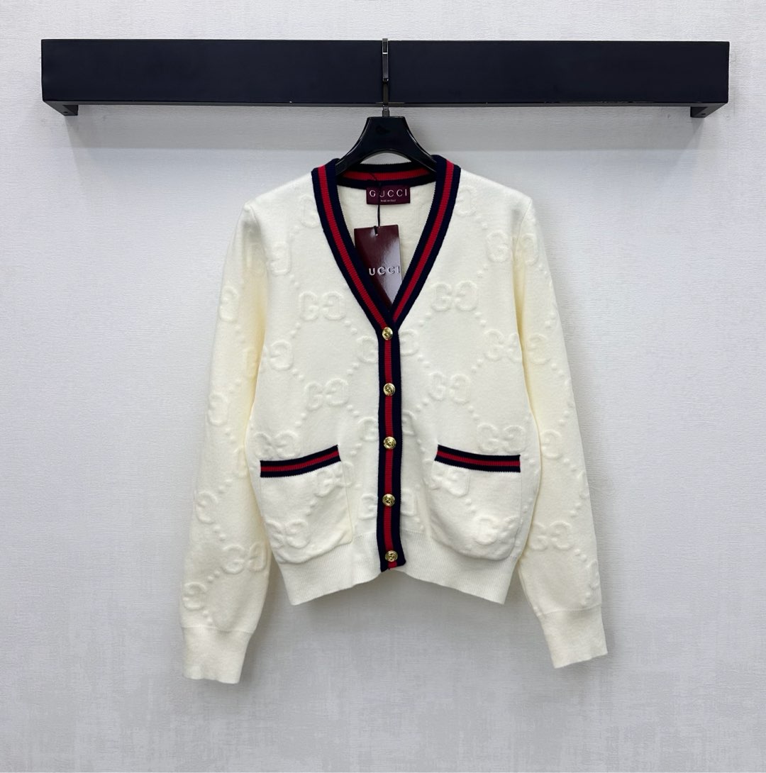 NO:587667,Gucc*2025 new arrivals Jacquard knitted cardigan customized with YB imported wool knitted material Soft and comfortable Ready-made garments are narrowed with contrasting threads to add layering to the look The whole body is decorated with double G jacquard embellishments Highlighting the brand tone Development of surface accessories V-neck cardigan cut for a relaxed and slim fit High version 2 colors, gucci, alexander wang19860909Gucc*2025新品上架提花针织开衫定制YB进口羊毛针织材质 柔软舒适 成衣以撞色螺纹包边收窄处理 增添造型层次感 大身通体双G提花点缀装饰 彰显品牌调性 面辅料开发 V领开衫版型剪裁 穿搭松弛显瘦 高版本2色,,gucci,alexander wang,Women's clothing