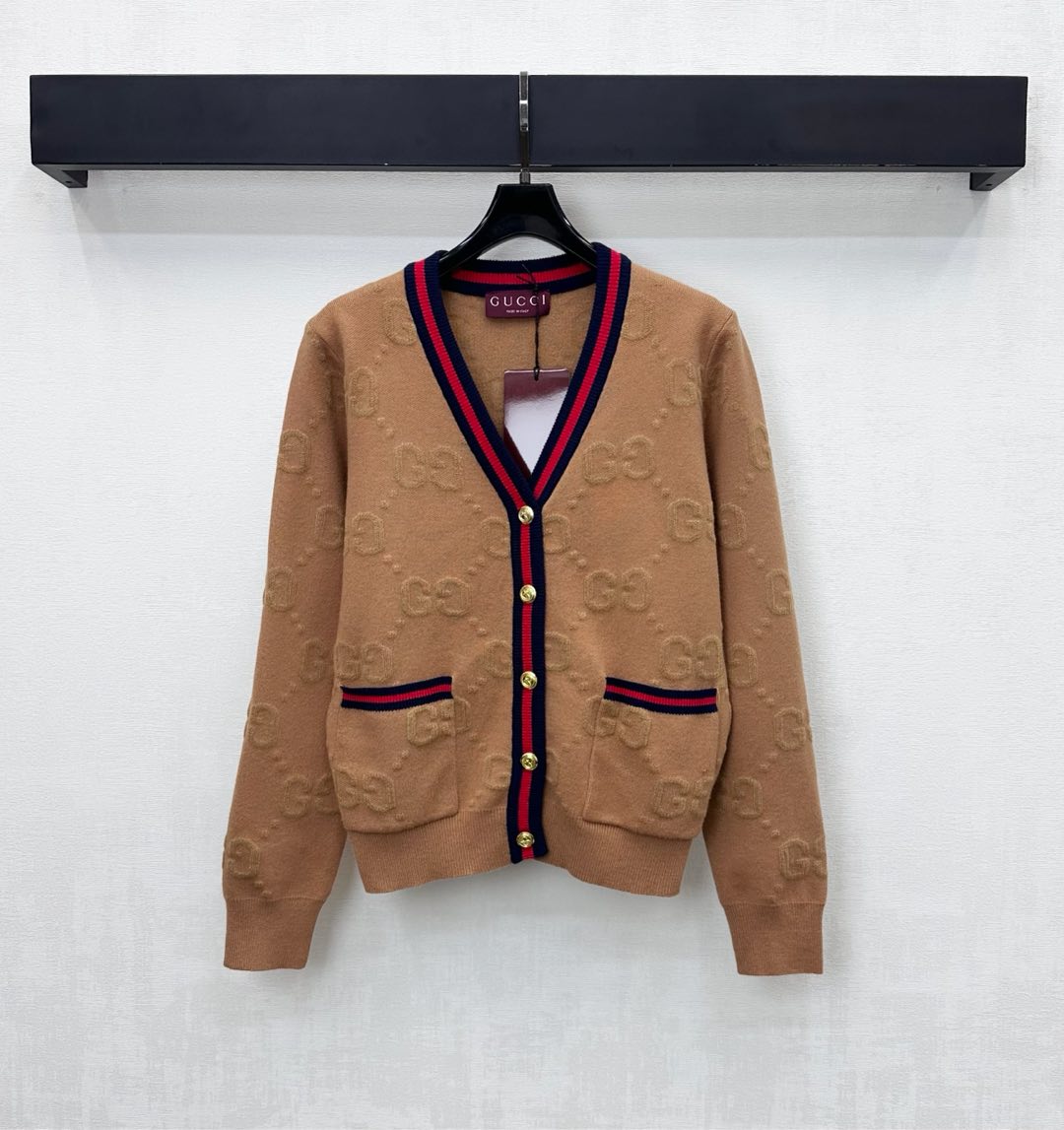NO:587683,Gucc*2025 new arrivals Jacquard knitted cardigan customized with YB imported wool knitted material Soft and comfortable Ready-made garments are narrowed with contrasting threads to add layering to the look The whole body is decorated with double G jacquard embellishments Highlighting the brand tone Development of surface accessories V-neck cardigan cut for a relaxed and slim fit High version 2 colors, gucci, alexander wang19860909Gucc*2025新品上架提花针织开衫定制YB进口羊毛针织材质 柔软舒适 成衣以撞色螺纹包边收窄处理 增添造型层次感 大身通体双G提花点缀装饰 彰显品牌调性 面辅料开发 V领开衫版型剪裁 穿搭松弛显瘦 高版本2色,,gucci,alexander wang,Women's clothing