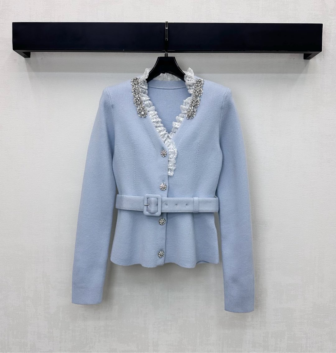 NO:589108,Self Portrai* 2025 new products on the shelves Heavy beaded lace knitted cardigan customized YB imported wool knitted material with obvious wool texture, comfortable and skin-friendly. Beaded embellishment around the neckline and lace design add layering to the look. Heavy-worked flower diamond buckle adjustment on the front highlights the brand tone. It reflects the reflective light and wears it to create a gorgeous and relaxed feeling. This cloth's perforated belt outlines the body shape and enriches the visual effect. Surface accessories development V-neck front shoulder cardigan tailoring has a body-accommodating shape.  Wear high-end temperament high version, alexander wang19860909Self Portrai*2025新品上架重工钉珠花边针织开衫定制YB进口羊毛针织材质 毛感肌理明显 质感舒适亲肤 领口环绕钉珠点缀配合蕾丝花边设计 增添造型层次感 前襟重工花朵钻扣调节 彰显品牌调性 折射出反光光线穿出华丽松弛感 本布穿孔腰带勾勒身形 丰富视觉效果 面辅料开发 V领正肩开衫剪裁 版型包容身材 穿搭高级气质  高版本,,alexander wang,Women's clothing