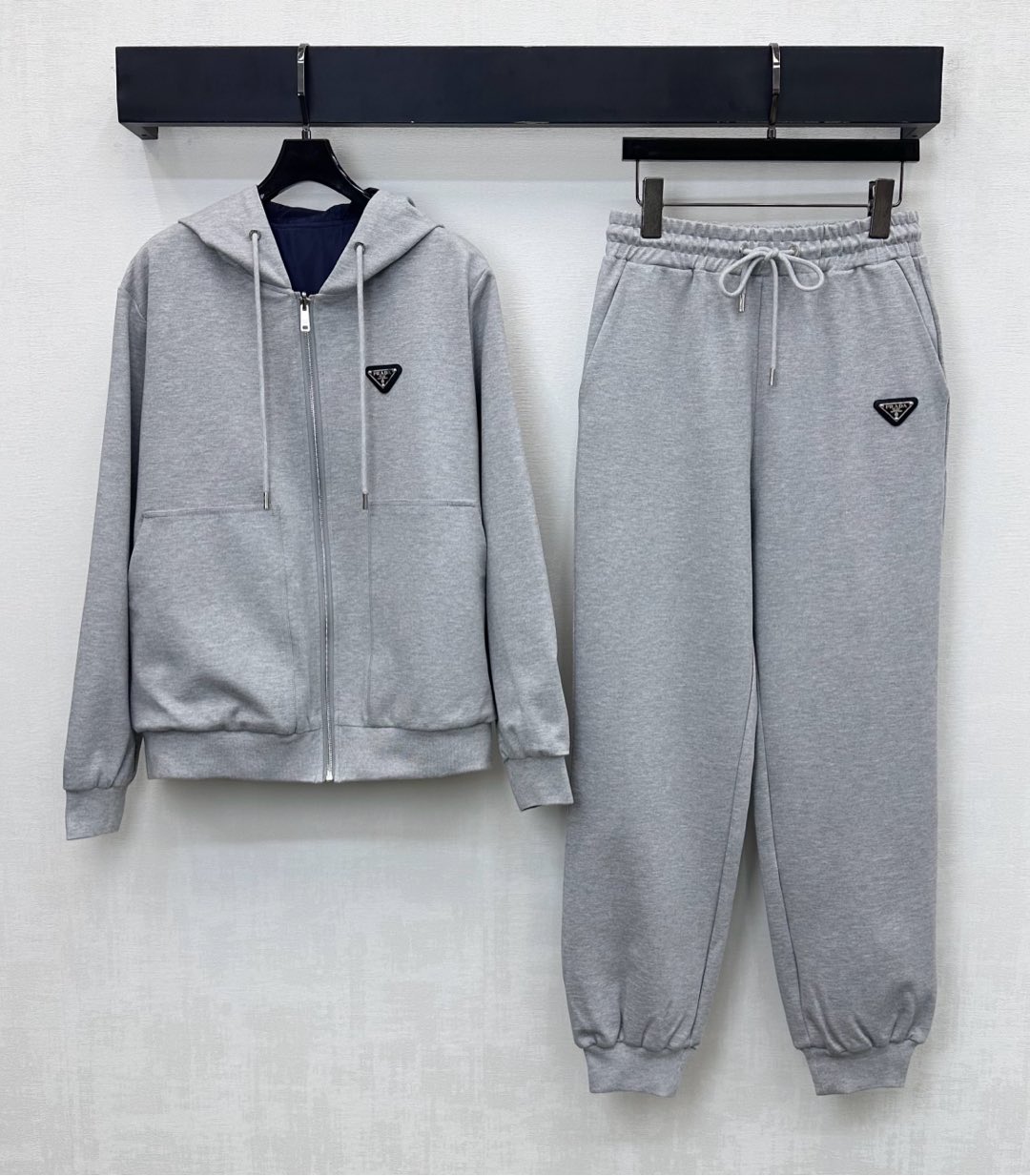 NO:587714,Prad*2025 new product launch double-wear hooded jacket and trousers suit customized with YB imported virgin cotton nylon material. Stiff and stylish. Hooded drawstring zipper jacket version. One side is plain embellished with the iconic triangle logo. One side is plain nylon embellished with letter cloth and square logo design. Adds layering to the look. Switching style when wearing two clothes is more eye-catching and fashionable. Highlights the brand tone. Development of surface and accessories. Hooded zipper jacket is paired with the same series of leggings trousers. The complete set is casual and stylish.  High version 2 colors,,prada,jackets & coats,hats,alexander wang19860909Prad*2025新品上架双穿连帽外套长裤套装定制YB进口原生全棉尼龙材质 挺括有型 连帽抽绳拉链外套版型 一面素色点缀标志性三角徽标 一面素色尼龙点缀字母布贴方标设计 增添造型层次感 一衣两穿切换风格更吸睛时髦 彰显品牌调性 面辅料开发 连帽拉链外套搭配同系列束脚长裤 成套穿搭休闲洋气  高版本2色,,prada,jackets & coats,hats,alexander wang,Women's clothing