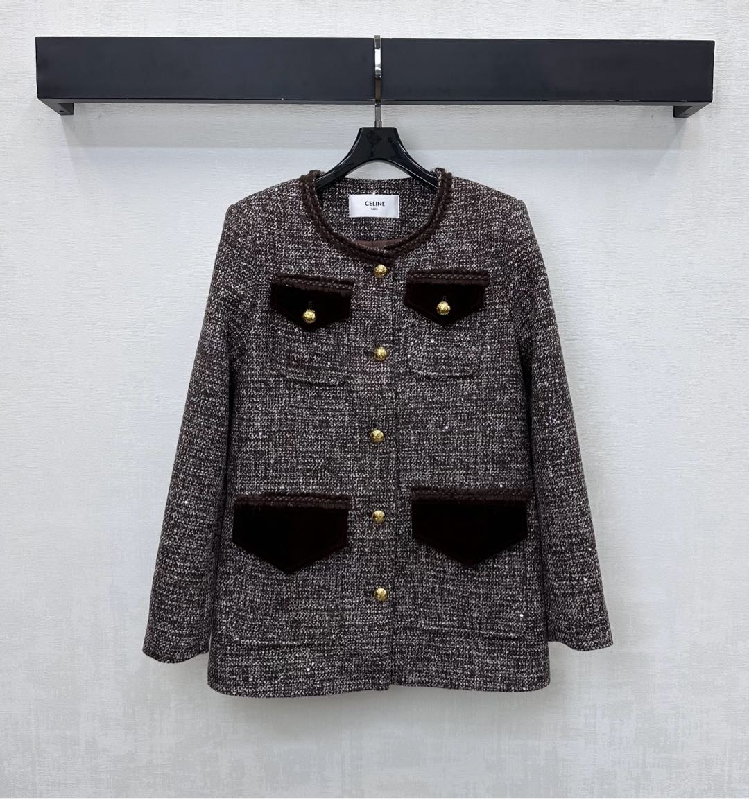 NO:589102,Celin*2025 New Arrival Pocket Dress Jacket Made of Customized YB Imported Woolen Wool. The texture is obvious. The wool is visible to the naked eye. The texture is superior. The tweedy fabric creates a model of ladylike style. The collar and pocket edges are decorated with three-dimensional binding design to add a sense of layering. The placket is engraved with Arc de Triomphe button adjustment decoration to highlight the brand tone. The development of surface accessories. The round-neck shoulder-padded jacket is cut in a style that is luxurious yet elegant. The first choice for fashionable and refined wear.  High version,,celine,jackets & coats,alexander wang19860909Celin*2025新品上架口袋洋装外套定制YB进口粗纺羊毛呢材质 肌理明显 毛料肉眼可见 质感上乘 粗花毛呢面料打造名媛风典范 领边与口袋边缘饰以立体捆边设计 增添造型层次感 开襟印刻凯旋门纽扣调节装饰 彰显品牌调性 面辅料开发 圆领垫肩外套版型剪裁 奢华不失雅致 时髦精穿搭首选  高版本,,celine,jackets & coats,alexander wang,Women's clothing