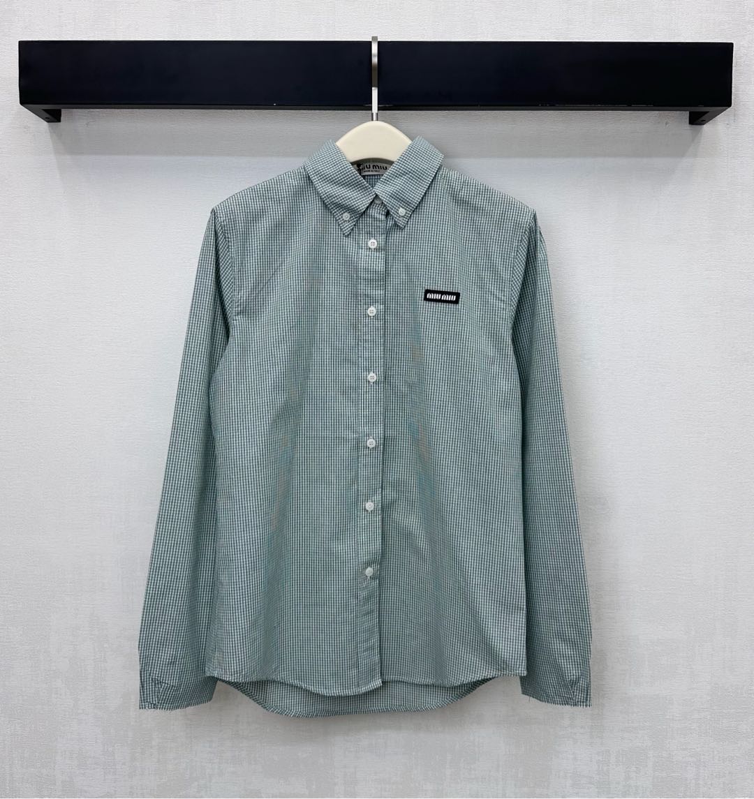 NO:589213,Miumi*2025 new product launch lapel plaid shirt customized YB imported cotton material soft and comfortable all-over color-matching grass green plaid elements add layering to the look emblazoned with iconic letters and logos on the chest to highlight the brand's tone and present Miumi's exclusive college style. Development of surface accessories Lapel long-sleeved shirt tailoring for age-reducing fashion High version,,miumiu,shirts,alexander wang19860909Miumi*2025新品上架翻领格纹衬衣定制YB进口全棉材质 柔软舒适 通体对色对格草绿色系格纹元素 增添造型层次感 胸前点缀标志性字母徽标装饰 彰显品牌调性 呈现缪系专属学院风格 面辅料开发 翻领长袖衬衫剪裁 穿搭减龄时髦 高版本,,miumiu,shirts,alexander wang,Women's clothing