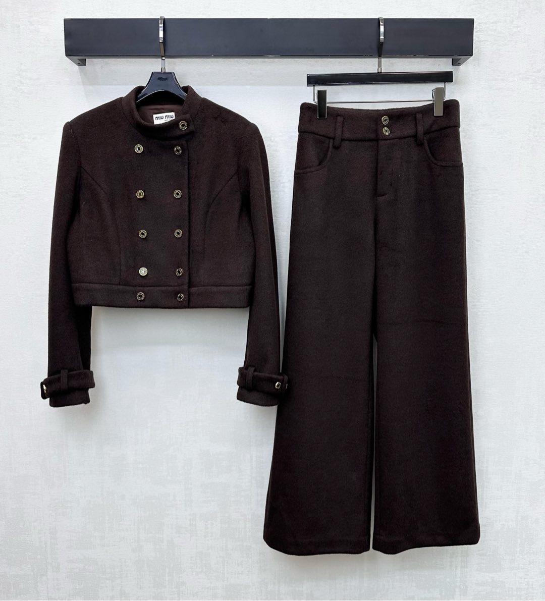 NO:589209,Miumi*2025 new arrivals Double-breasted jacket and trousers suit, customized YB imported woolen material, high-grade luster and draping, using the double-row engraved letter button adjustment design to highlight the brand tone, straight version to modify the figure, creating a sense of atmospheric lines, surface accessories development, right shoulder jacket, wide-leg trousers suit, showing luxurious taste for commuting and attending important occasions, high version,,miumiu,jackets & coats,alexander wang19860909Miumi*2025新品上架双排扣外套长裤套装定制YB进口羊毛呢材质 光泽垂顺高级 沿用开襟双排刻印字母纽扣调节设计 彰显品牌调性 直筒版型修饰身材 打造大气线条感 面辅料开发 正肩外套阔腿长裤套装 通勤与出席重要场合展现奢华品味  高版本,,miumiu,jackets & coats,alexander wang,Women's clothing