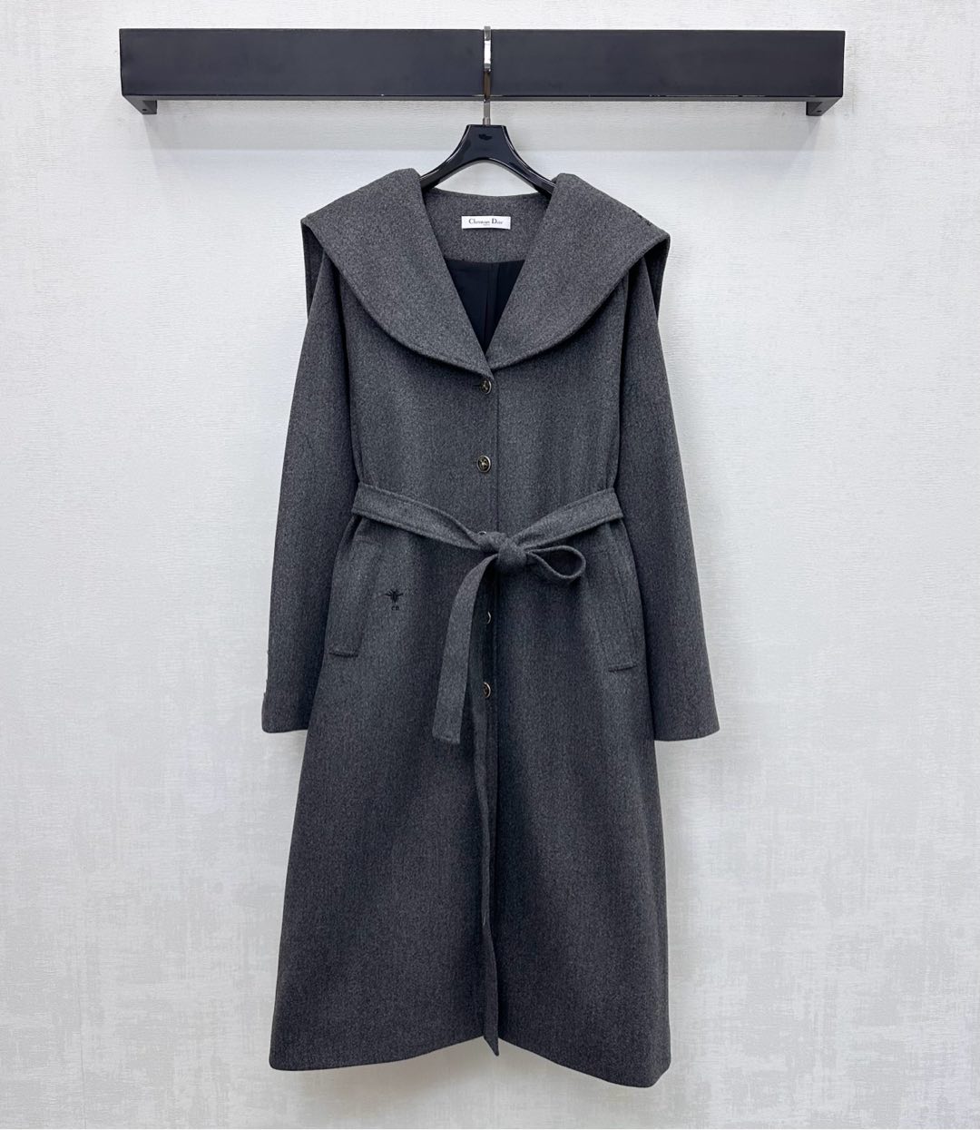 NO:589175,Dio*2025 new arrivals Lace-up lapel long coat, custom-made YB imported wool material, warm and skin-friendly, high-end texture, using placket buttons to adjust and match the shawl large lapel design, adding layering to the look. The back collar is decorated with the iconic letter embroidery logo to highlight the brand tone. Wear it like a Korean heroine with gentleness and delicacy. The cloth belt outlines the graceful figure and the upper body shows an elegant posture. The long coat jacket is cut and the simple version highlights the high-end texture of the fabric.  high version,,dior,jackets & coats,shawls,alexander wang19860909Dio*2025新品上架系带翻领长款大衣定制YB进口羊毛呢材质 保暖亲肤 质感高级 沿用开襟纽扣调节配合披肩大翻领设计 增添造型层次感 后领点缀标志性字母刺绣徽标装饰 彰显品牌调性 穿出韩式女主般的温柔细腻 本布腰带勾勒曼妙身形 上身展现优雅姿态 长款大衣外套剪裁 简约版型更突出面料高级质感  高版本,,dior,jackets & coats,shawls,alexander wang,Women's clothing