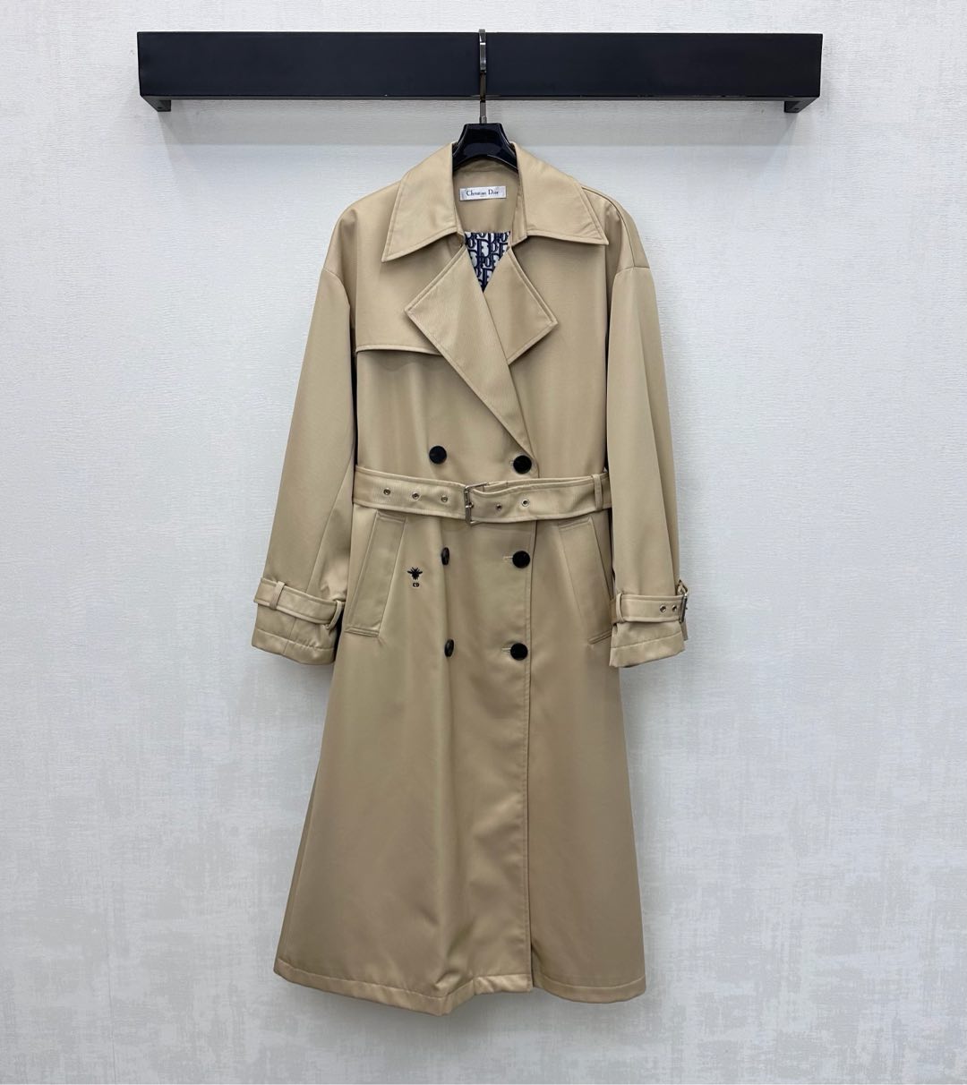 NO:589119,Dio*2025 new arrival belt long windbreaker jacket customized YB imported windbreaker material. Craftsmanship is crisp and stylish. The double-breasted button adjustment of the placket is combined with the single-side folded shawl design to add a sense of layering. The fabric perforated belt outlines the graceful figure. Echoes the shoulder strap buckle and sleeve buckle to enrich the visual effect. The iconic CD bee embroidered logo on the waist echoes the presbyopia lining. When open, it shows the brand tone in a low-key manner. Creates an elegant silhouette. Development of surface accessories.  Lapel long belt windbreaker tailoring. The outfit is charming and British and elegant. High version 2 colors, dior, jackets & coats, shawls, alexander wang19860909Dio*2025新品上架腰带长款风衣外套定制YB进口风衣材质 工艺处理挺括有型 开襟双排纽扣调节配合单侧翻折披肩设计 增添造型层次感 本布穿孔腰带勾勒曼妙身形 与肩带扣和袖带扣呼应 丰富视觉效果 腰侧点缀标志性CD蜜蜂刺绣徽标与老花内衬呼应 敞开时低调彰显品牌调性 打造优雅的轮廓 面辅料开发 翻领长款腰带风衣剪裁 穿搭气质魅力英伦优雅 高版本2色,,dior,jackets & coats,shawls,alexander wang,Women's clothing