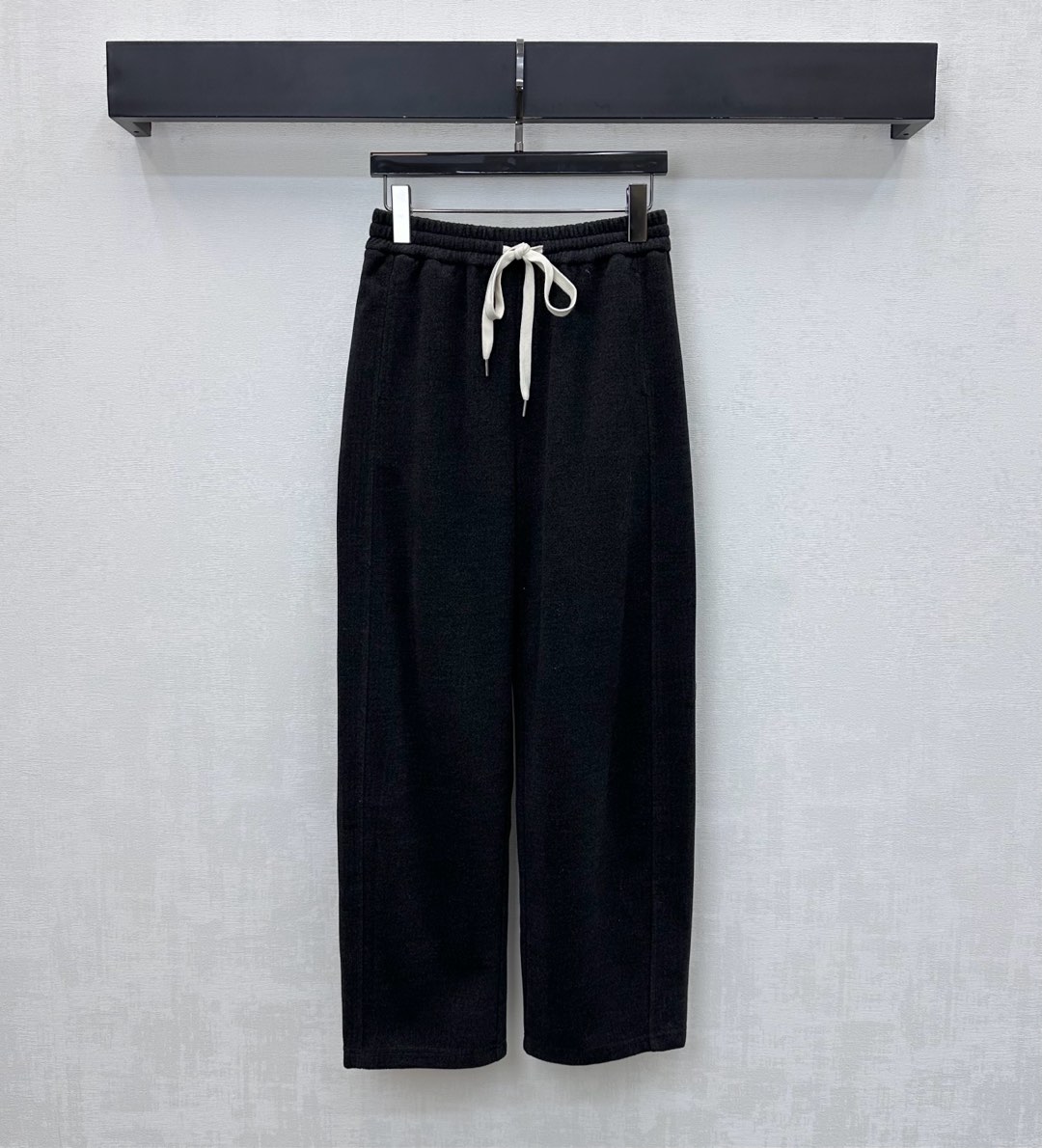 NO:590669,BC*2025 new products are on the shelves. Drawstring wool straight trousers are made of YB imported worsted wool material. They are vertical, comfortable and stylish. The elastic waistband is adjusted with contrasting drawstrings to add layering to the look. Three-dimensional tailoring with symmetrical pocket decoration highlights the brand tone. Development of fabric accessories. High-waisted straight trousers. Can be paired with jackets and jackets from the same series. Complete set to match high street fashion style. High version,,jackets & coats,jackets & coats,alexander wang19860909BC*2025新品上架抽绳羊毛直筒长裤定制YB进口精纺羊毛材质 垂顺舒适有型 弹力腰头沿用撞色抽绳调节设计 增添造型层次感 立体裁剪搭配对称口袋装饰 彰显品牌调性 面辅料开发 高腰直筒长裤剪裁 可搭配同系列夹克外套 成套穿搭高街时髦风格  高版本,,jackets & coats,jackets & coats,alexander wang,Women's clothing