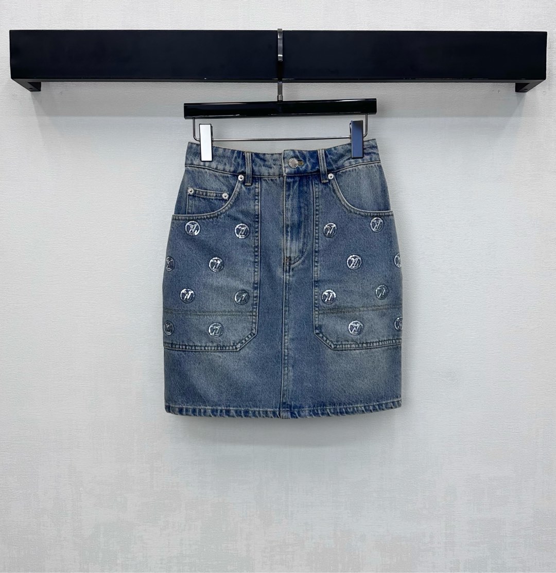 NO:590220,Louis Vuitto* new product launch embroidered sequined denim skirt, custom-made YB imported twill cotton denim material, crisp and stylish, sequins on the front, back and upper sides of the waist span outline the iconic letter logo, highlighting the brand's tone, symmetrical pockets and engraved round buckles to adjust, add layering to the look, development of surface accessories, high-waisted buttoned skirt style tailoring, can be paired with jackets from the same series, stand out and look fashionable when worn alone, high version, loro piana, skirts, jackets &  coats,alexander wang19860909Louis Vuitto*新品上架刺绣亮片牛仔半裙定制YB进口斜纹棉牛仔材质 挺括有型 腰跨前后上侧亮片勾勒出标志性字母徽标 彰显品牌调性 对称插兜口袋与刻印圆扣调节呼应 增添造型层次感 面辅料开发 高腰系扣半裙版型剪裁 可搭配同系列外套 成套单穿出彩时髦  高版本,,loro piana,skirts,jackets & coats,alexander wang,Women's clothing