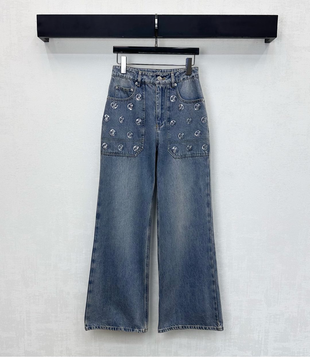 NO:590244,Louis Vuitto* new product launches embroidered sequined denim trousers, custom made of YB imported twill cotton denim. Stiff and stylish. Sequins on the upper hip pockets outline the iconic letter logo. Highlight the brand's tone. Symmetrical pockets and engraved round buckles adjust to echo. Add layering to the look. Development of fabric accessories. High-waisted buttoned wide-leg trousers. Can be paired with jackets from the same series. Outstanding fashionable when worn alone. High version, loro piana, jackets &  coats,alexander wang19860909Louis Vuitto*新品上架刺绣亮片牛仔长裤定制YB进口斜纹棉牛仔材质 挺括有型 腰跨上侧后臀口袋亮片勾勒出标志性字母徽标 彰显品牌调性 对称插兜口袋与刻印圆扣调节呼应 增添造型层次感 面辅料开发 高腰系扣阔腿长裤版型剪裁 可搭配同系列外套 成套单穿出彩时髦 高版本,,loro piana,jackets & coats,alexander wang,Women's clothing