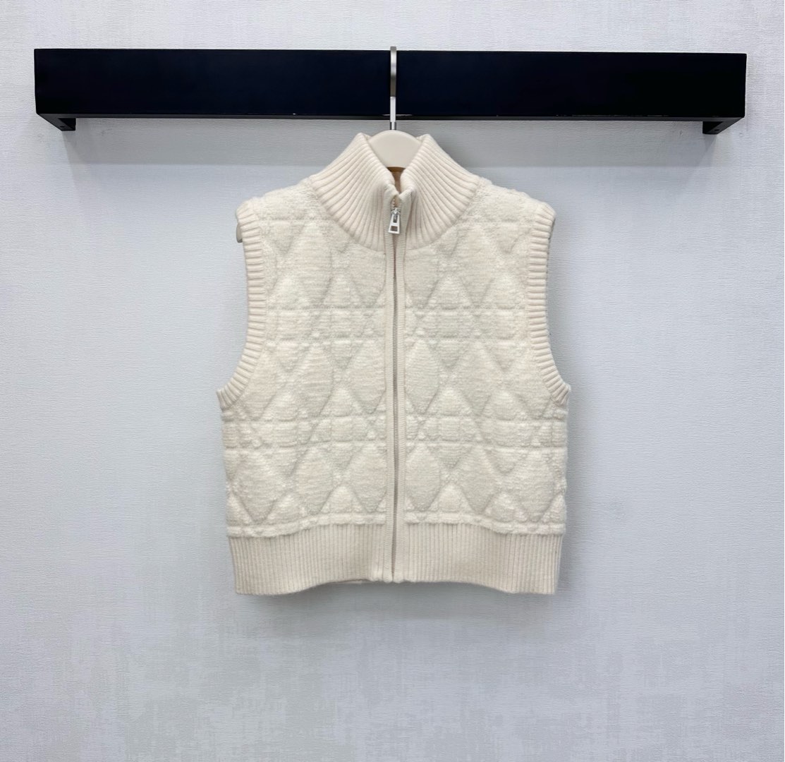 NO:591629,Dio*'s new product is on the shelves. Heavy-duty embroidered stand-up collar knitted vest. Customized YB imported wool knitted material. Soft, comfortable and full of texture. All-over rhombus embossed treatment. Matched with threaded edge tightening design to add layering to the look. The back is heavily worked to create an embroidered butterfly pattern. It echoes the iconic letter bee embroidery logo embellishment on the back neckline to highlight the brand tone. Development of surface accessories. Stand-up collar zipper vest tailoring. Immediately show the sense of fashion and high-end. Wear it alone and look stylish.  High version,,dior,alexander wang19860909Dio*新品上架重工刺绣立领针织马甲定制YB进口羊毛针织材质 柔软舒适质感十足 通体菱格压纹处理 配合螺纹包边收紧设计 增添造型层次感 后背重工打造刺绣蝴蝶图案 呼应后领口标志性字母蜜蜂刺绣徽标点缀 彰显品牌调性 面辅料开发 立领拉链马甲剪裁 让时尚高级感立刻显现 单穿内搭出彩时髦   高版本,,dior,alexander wang,Women's clothing