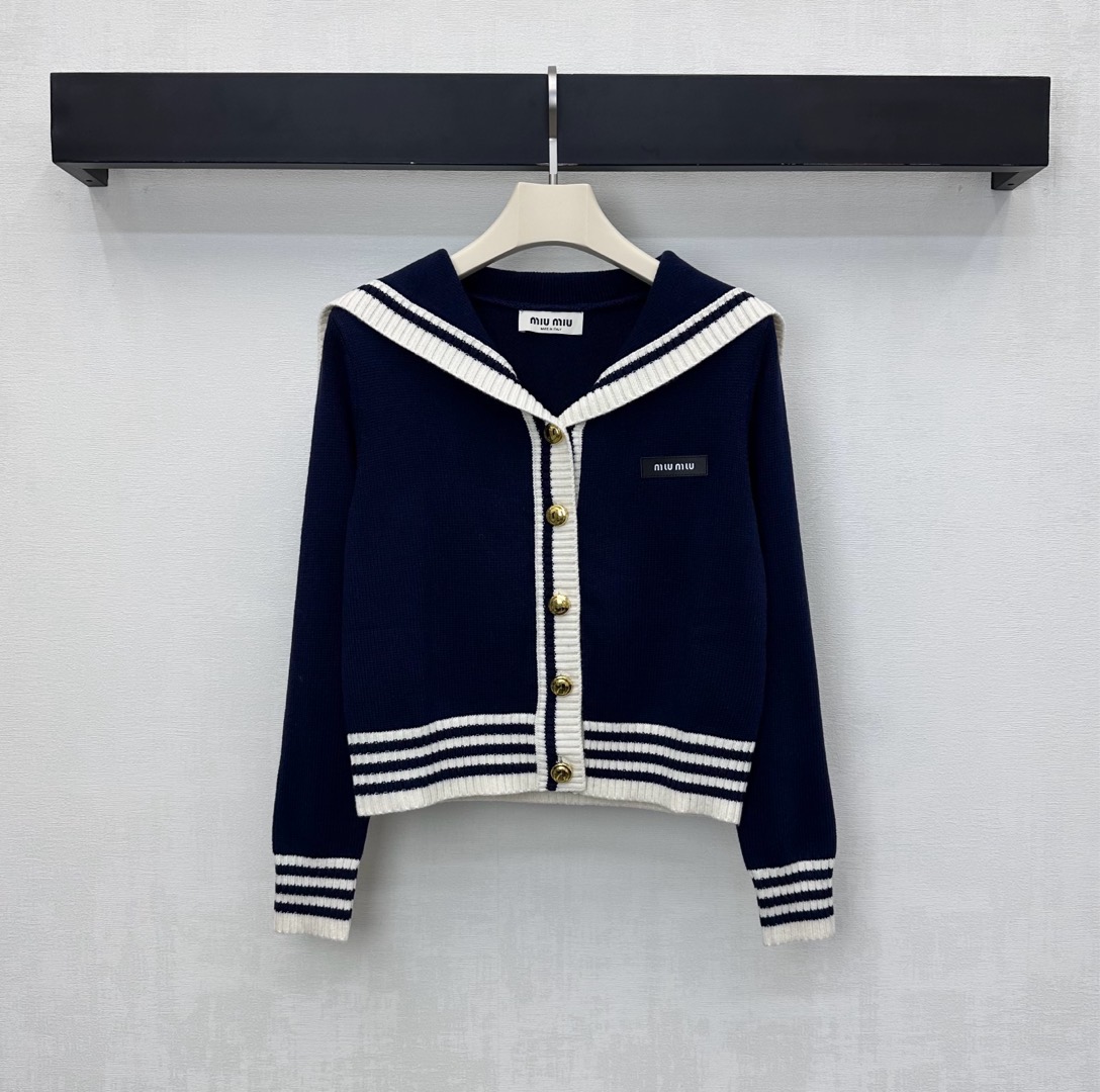 NO:591706,Miumi*'s new arrival striped contrasting color knitted cardigan is made of YB imported wool knitted material. It is full of texture, soft and comfortable. The collar extends to the hem and cuffs with white stripe binding design to add layering to the look. Metal buttons on the placket adjust the decoration to enrich the visual effect. The iconic letter logo is embellished on the chest and echoes the back to highlight the brand's tone. Development of surface accessories. Shawl collar cardigan tailoring. Everyday wear shows relaxed tones and light luxury and fashionable temperament.  High version,,miumiu,shawls,alexander wang19860909Miumi*新品上架条纹撞色针织开衫定制YB进口羊毛针织材质 质感十足 柔软舒适 领边延伸至衣摆袖口白色条纹包边设计 增添造型层次感 开襟金属纽扣调节装饰 丰富视觉效果 胸前点缀标志性字母徽标 与后背相呼应 彰显品牌调性 面辅料开发 披肩领开衫剪裁 日常穿搭尽显松弛调性 轻奢时髦气质 高版本,,miumiu,shawls,alexander wang,Women's clothing