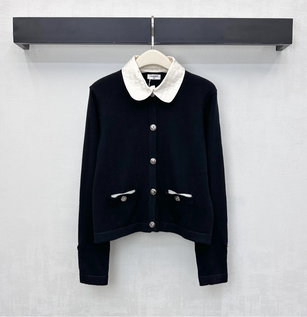 NO:591650,Chane* new arrivals spliced ​​collar knitted cardigan customized YB imported wool knitted material Soft and delicate Decorated with embossed spliced ​​collar contrasting color design Adds layering to the look Adjustable decoration with engraved placket Highlights the brand tone Elegant temperament High elastic fabric fits the body shape Surface and accessories development Lapel cardigan jacket tailoring The upper body is simple and elegant For daily commuting High version 36 38 40,,chanel,jackets & coats,alexander wang19860909Chane*新品上架拼接领针织开衫定制YB进口羊毛针织材质 柔软细腻 饰以压纹拼接领边撞色设计 增添造型层次感 开襟刻印襟扣调节装饰 彰显品牌调性 优雅气质 高弹力面料贴合身形 面辅料开发 翻领开衫外套剪裁 上身简单大方 日常通勤都 高版本36 38 40,,chanel,jackets & coats,alexander wang,Women's clothing