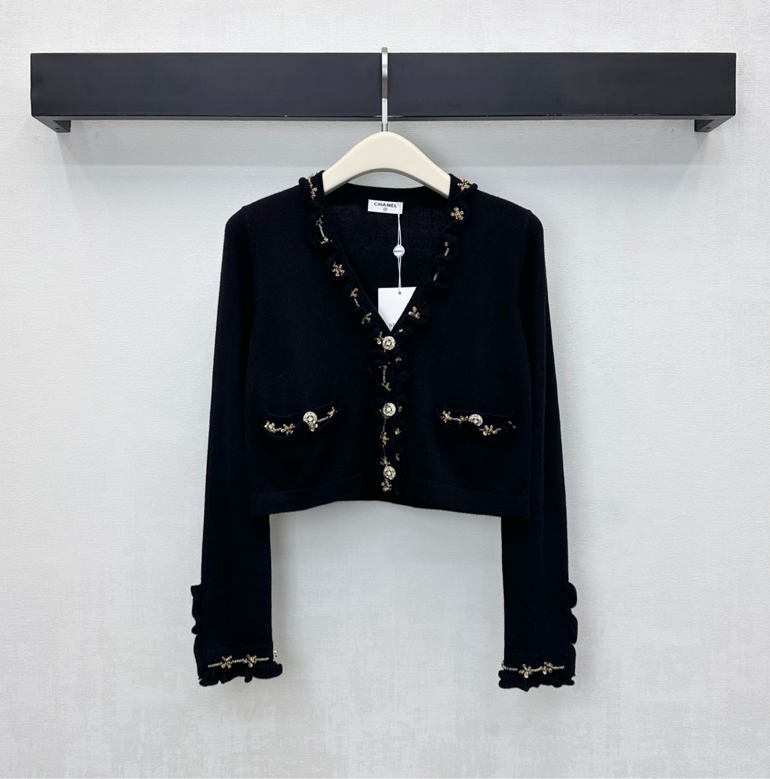 NO:591711,Chane* new products are on the shelves Heavy bead knitted cardigan customized with YB imported wool knitted material. The texture is high-end and comfortable. It is still decorated with hand-sewn beading. It is exquisite and full of brand tonality. The regular cardigan version is neat and neat, noble and advanced. The fabrics and accessories are developed. V-neck slim cardigan tailoring is the first choice for fashionable and refined wear. High version 36 38 40,,chanel,alexander wang19860909Chane*新品上架重工钉珠针织开衫定制YB进口羊毛针织材质 质感高级舒适 沿用全手工缝制钉珠环绕装饰 精致又品牌调性十足 常规开衫版型工整利落 贵气高级 面辅料开发 V领修身开衫剪裁 时髦精穿搭首选 高版本36 38 40,,chanel,alexander wang,Women's clothing