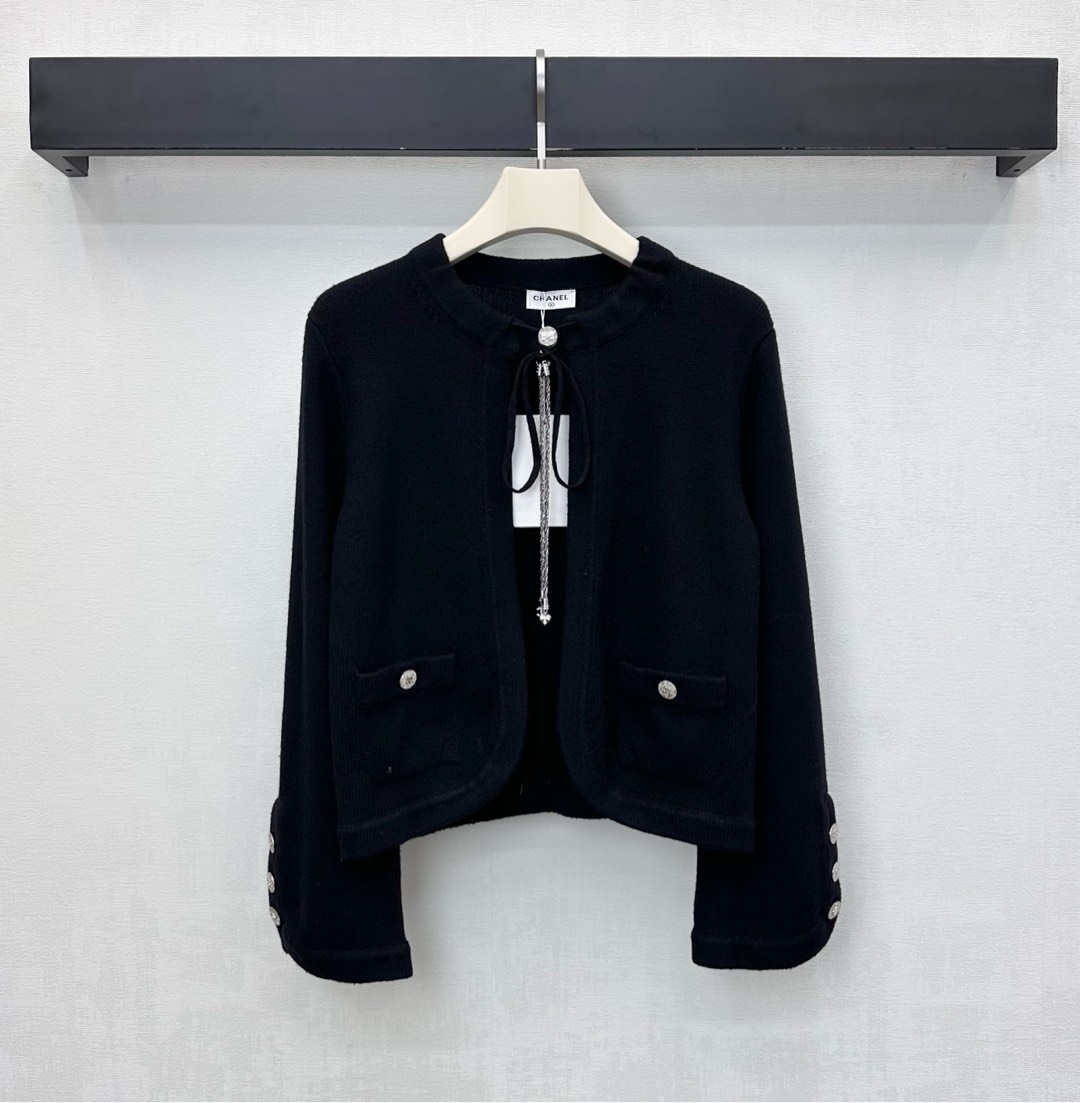 NO:591641,Chane* new arrivals lace-up knitted cardigan customized with YB imported wool knitted material. Delicate texture, comfortable and elegant. Decorated with iconic letter engraved placket to highlight brand tone. Low-key luxury style. Symmetrical pocket embellishment design. Add layering to the shape. Brighten the overall shape. The upper body shows a sense of elegance and sophistication. Development of fabric accessories. Round neck long-sleeved cardigan tailoring. Easily suitable for daily travel or formal occasions. High version 36 38 40,,chanel,alexander wang19860909Chane*新品上架系带针织开衫定制YB进口羊毛针织材质 质感细腻 舒适大方 饰以标志性字母刻印襟扣装饰 彰显品牌调性 低调奢华风格 对称口袋点缀设计 增添造型层次感 点亮整体造型 上身尽显气质精致感 面辅料开发 圆领长袖开衫剪裁 日常出行还是正式场合 都能轻松驾驭  高版本36 38 40,,chanel,alexander wang,Women's clothing