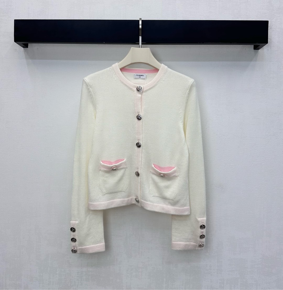 NO:591635,Chane*'s new arrival, round neck contrasting color embroidered cardigan, customized YB imported wool knitted material, soft and comfortable, iconic floral embroidered letter logo decoration on the back collar, highlighting the brand's tone, different styles of placket engraved button adjustment design, adding layering to the look, development of surface accessories, round neck long-sleeved cardigan tailoring, suitable for daily wear with a variety of trousers and skirts, high version, chanel, skirts, alexander wang19860909Chane*新品上架圆领撞色刺绣开衫定制YB进口羊毛针织材质 柔软舒适 后领点缀标志性花体刺绣字母徽标装饰 彰显品牌调性 不同款式开襟刻印纽扣调节设计 增添造型层次感 面辅料开发 圆领长袖开衫剪裁 日常穿搭适配多种裤装裙装  高版本,,chanel,skirts,alexander wang,Women's clothing