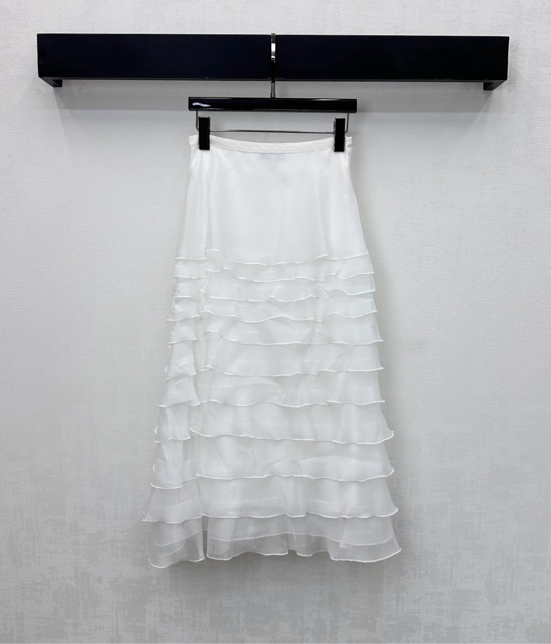 NO:590246,Dio*'s new product is on the shelves. High-waisted cake long gauze skirt is made of YB imported mesh material. It is skin-friendly and breathable. The multi-layered fungus is used to cover the outer layer. It adds a sense of layering to the look and makes it more princess-like. The high-rise cake skirt breaks the rules and makes the skirt even more charming when moving. The slightly permeable mesh skirt accommodates body proportions and highlights the brand's tonality. Development of surface accessories. Long multi-layered gauze skirt cut. Can be worn for commuting and vacation.  High version 2 colors,,dior,skirts,alexander wang19860909Dio*新品上架高腰蛋糕长款纱裙定制YB进口网纱材质 亲肤透气 沿用多层次木耳外翘层层叠叠覆盖量感十足 增添造型层次感 更显公主般的贵气华丽 高位蛋糕裙身打破常规 行动间更显裙摆风情迷人 裙摆微透网纱包容身材划分比例 彰显品牌调性 面辅料开发 长款多层纱裙剪裁 通勤度假都可驾驭穿搭  高版本2色,,dior,skirts,alexander wang,Women's clothing