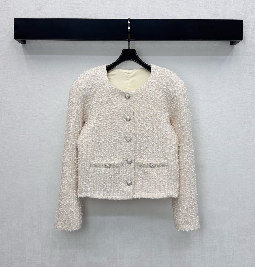 NO:590254,Chane*'s new product launches the slub round neck dress jacket, custom made of YB imported slub woolen material. The texture is obvious and full of texture. The coarse plaid woolen fabric creates a model of ladylike style. The placket is single-row and heavy-duty printed with double C round buckles for adjustment. The lining hem comes with the iconic Chanjia chain design to highlight the brand tone. Beige-based woven plaid texture with symmetrical pocket decoration to add layering to the look. Development of surface accessories. Tailoring of round neck dress jacket.  The first choice for fashionable outfits, high version 36 38 40,,chanel,chanel,jackets & coats,alexander wang19860909Chane*新品上架粗纺圆领洋装外套定制YB进口粗纺羊毛呢材质 肌理明显 质感十足 粗花格纹毛呢面料打造名媛风典范 开襟单排重工印刻双C圆扣调节 内衬下摆自带标志性香家链条设计 彰显品牌调性 米黄打底的梭织格纹编织纹理 配合对称口袋装饰 增添造型层次感 面辅料开发 圆领洋装外套剪裁 时髦精穿搭首选  高版本36 38 40,,chanel,chanel,jackets & coats,alexander wang,Women's clothing