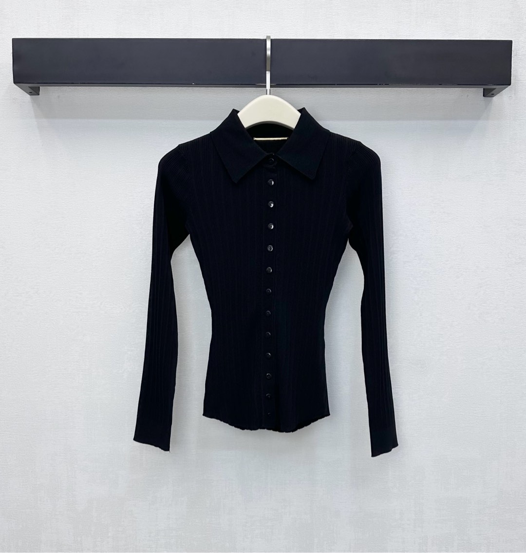 NO:591654,Ysl/Saint Laurent** new arrival lapel slim cardigan customized YB imported high elastic material, high quality, using the placket button adjustment design, matching the overall line texture, obviously full of texture, adding layering to the shape, the slim version perfectly shows the figure, the inside of the collar is embellished with metal chain decoration, highlighting the brand tone, surface accessories development, lapel long-sleeved cardigan version tailoring, commuting and dating, simple and high-end, high version, saint laurent, saint laurent, alexander  wang19860909Ysl / Saint Laurent**新品上架翻领修身开衫定制YB进口高弹力材质 品质高级 沿用开襟纽扣调节设计 配合整体线条肌理明显质感十足 增添造型层次感 修身版型完美展现身材 领口内侧点缀金属链条装饰 彰显品牌调性 面辅料开发 翻领长袖开衫版型剪裁 通勤约会穿搭简约高级   高版本,,saint laurent,saint laurent,alexander wang,Women's clothing