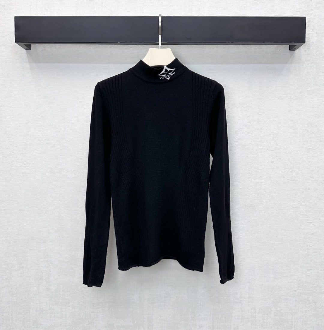 NO:591686,Louis Vuitto* new products are on the shelves. Logo turtleneck bottoming shirt is made of YB imported wool. It is full of texture, soft and comfortable. The collar is embellished with the iconic four-leaf clover letter logo element to highlight the brand's tone. The lines are smooth and texture is obvious. High elasticity makes you slim and highlights the slimming effect. Adds a sense of layering to the look. Surface accessories development. Stretch slimming turtleneck bottoming tailoring. Stylish when worn alone. High version 2 colors, Louis Vuitton, Alexander Wang19860909Louis Vuitto*新品上架 徽标高领打底衫定制YB进口羊毛材质 质感十足 柔软舒适 领边点缀标志性四叶草字母徽标元素 彰显品牌调性 线条流畅肌理明显 高弹力显瘦突出修身效果 增添造型层次感 面辅料开发 弹力修身高领打底剪裁 单穿内搭出彩时髦   高版本2色,,louis vuitton,alexander wang,Women's clothing