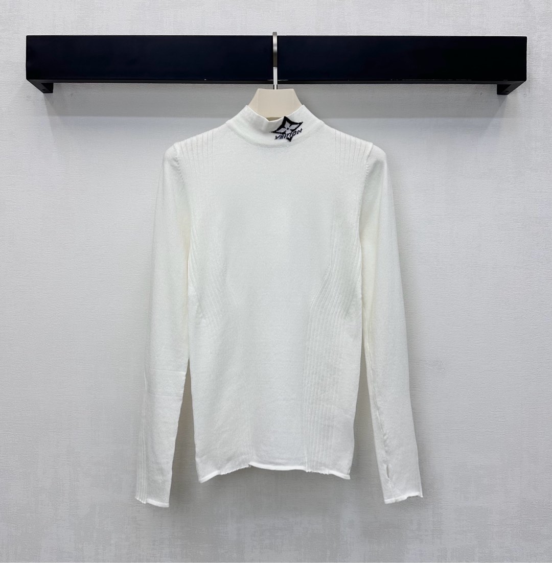NO:591683,Louis Vuitto* new products are on the shelves. Logo turtleneck bottoming shirt is made of YB imported wool. It is full of texture, soft and comfortable. The collar is embellished with the iconic four-leaf clover letter logo element to highlight the brand's tone. The lines are smooth and texture is obvious. High elasticity makes you slim and highlights the slimming effect. Adds a sense of layering to the look. Surface accessories development. Stretch slimming turtleneck bottoming tailoring. Stylish when worn alone. High version 2 colors, Louis Vuitton, Alexander Wang19860909Louis Vuitto*新品上架 徽标高领打底衫定制YB进口羊毛材质 质感十足 柔软舒适 领边点缀标志性四叶草字母徽标元素 彰显品牌调性 线条流畅肌理明显 高弹力显瘦突出修身效果 增添造型层次感 面辅料开发 弹力修身高领打底剪裁 单穿内搭出彩时髦   高版本2色,,louis vuitton,alexander wang,Women's clothing